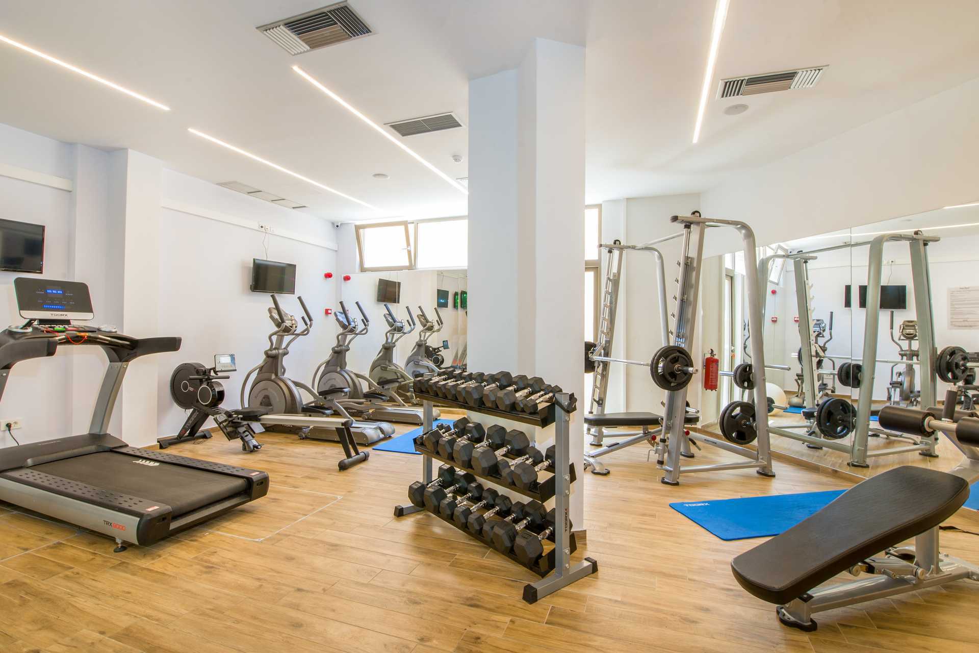 Het zwembadgedeelte van het Kiani Beach Resort Hotel in Kalives op Kreta, Griekenland.