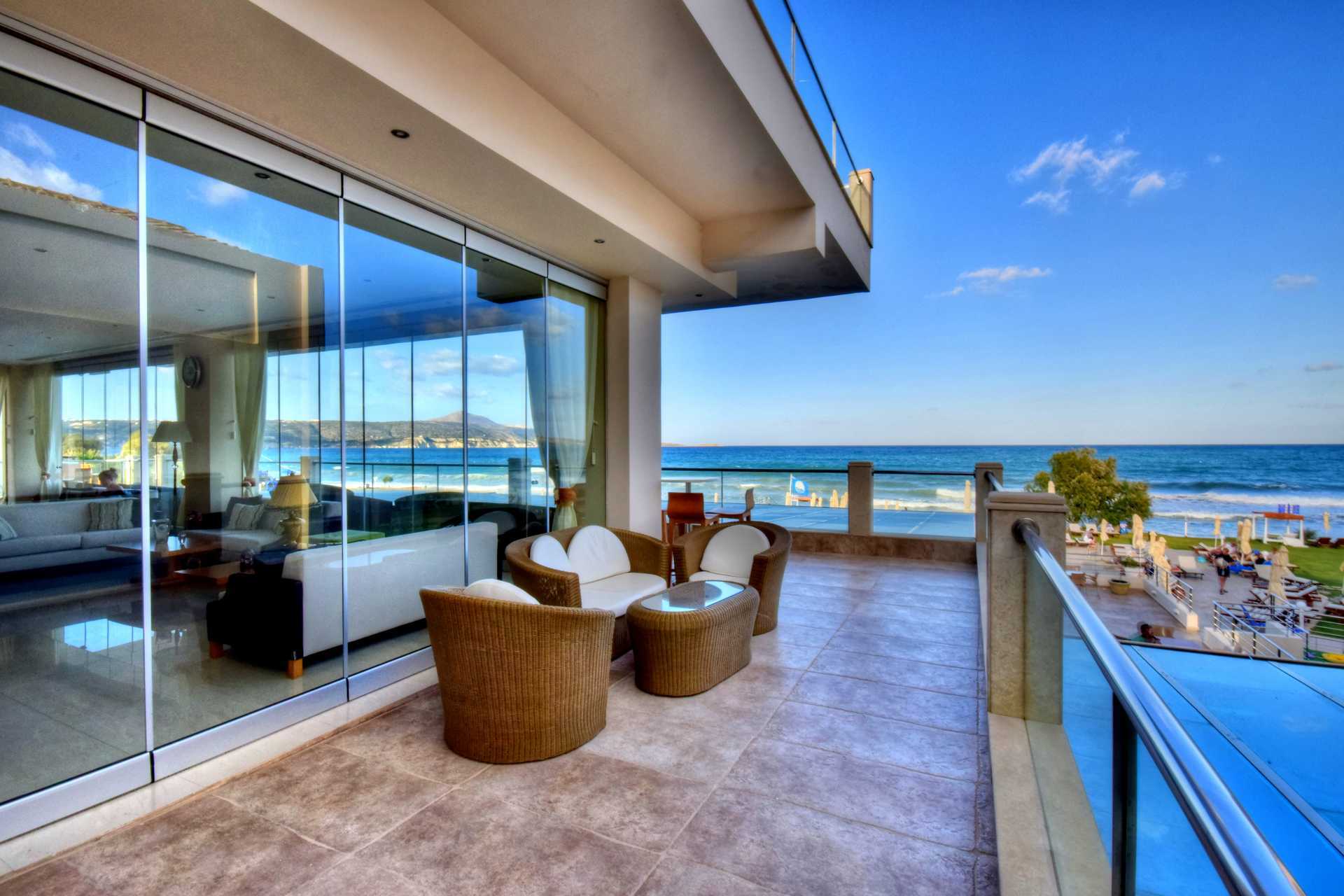 Het zwembadgedeelte van het Kiani Beach Resort Hotel in Kalives op Kreta, Griekenland.