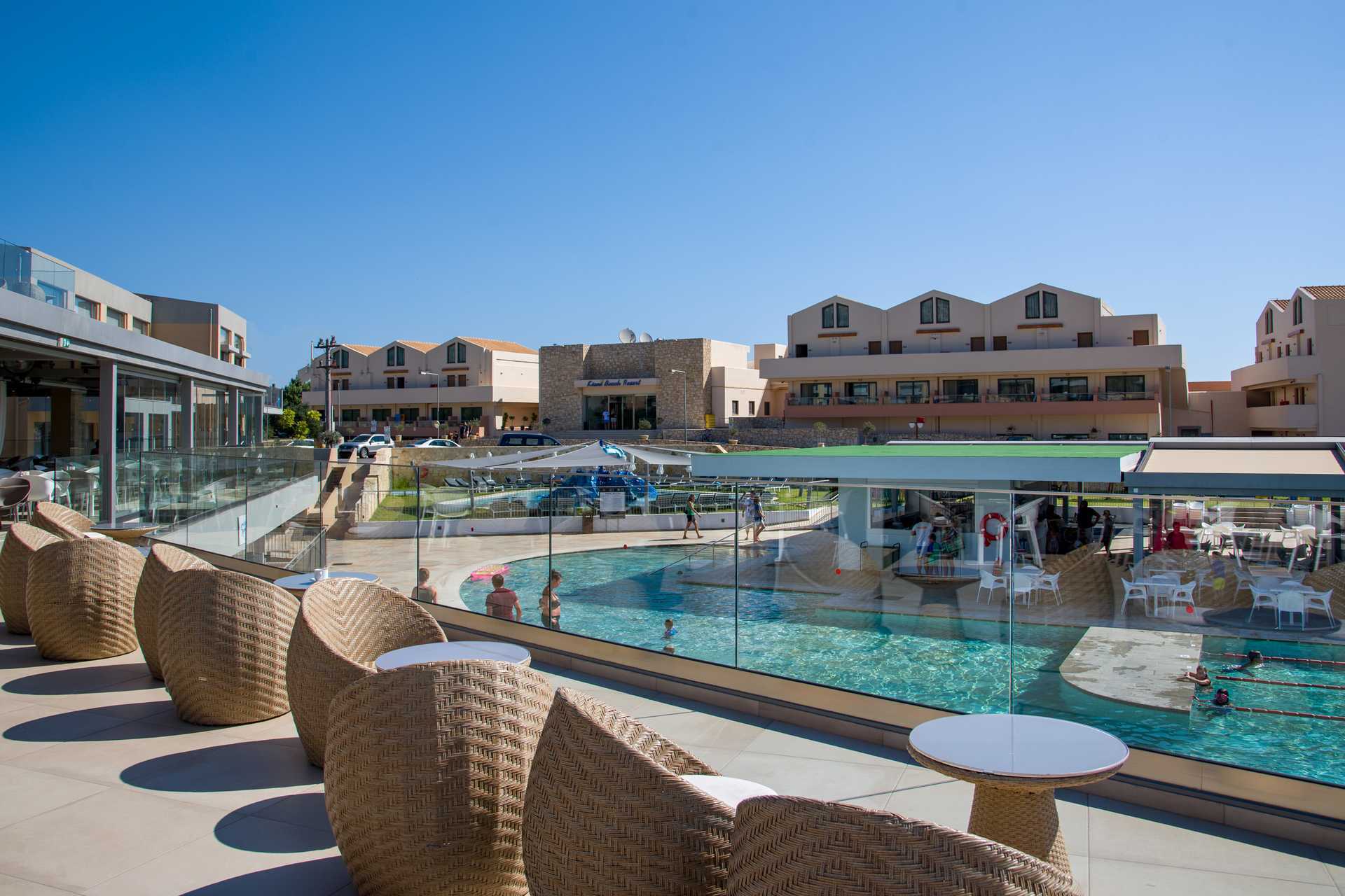 Het zwembadgedeelte van het Kiani Beach Resort Hotel in Kalives op Kreta, Griekenland.
