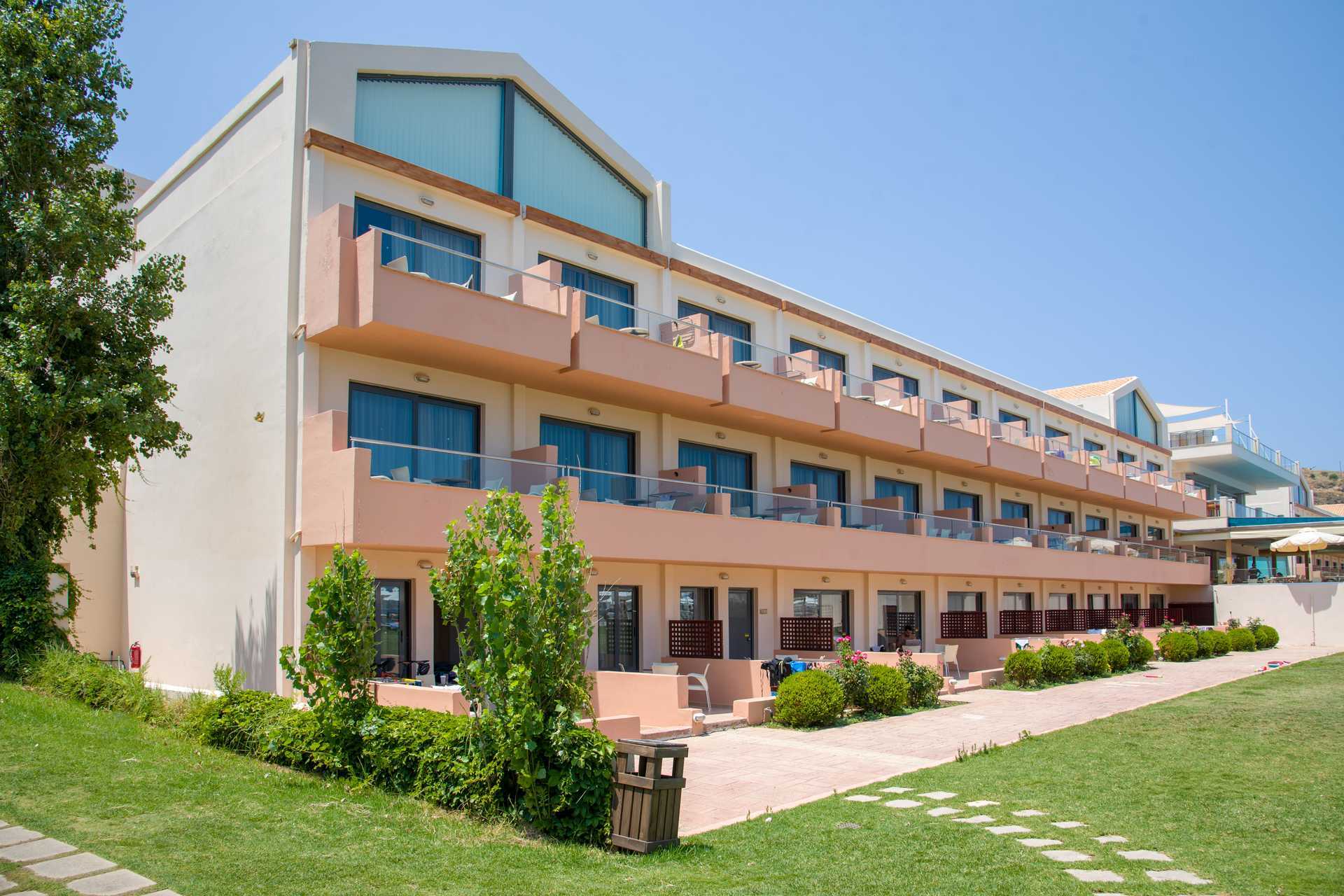 Het strand van het Kiani Beach Resort Hotel in Kalives op Kreta, Griekenland.