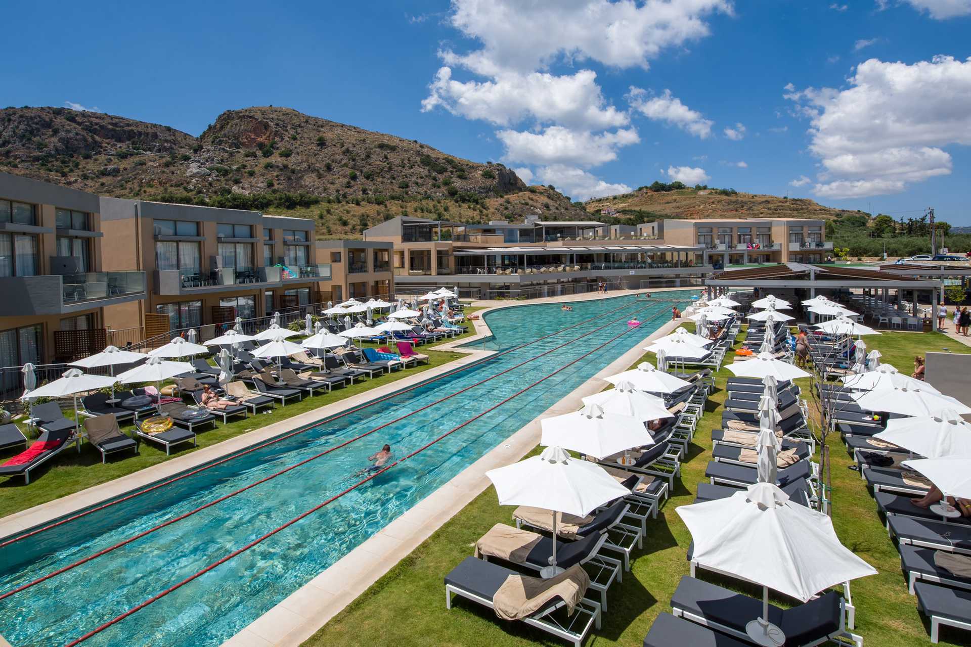 Het zwembadgedeelte van het Kiani Beach Resort Hotel in Kalives op Kreta, Griekenland.