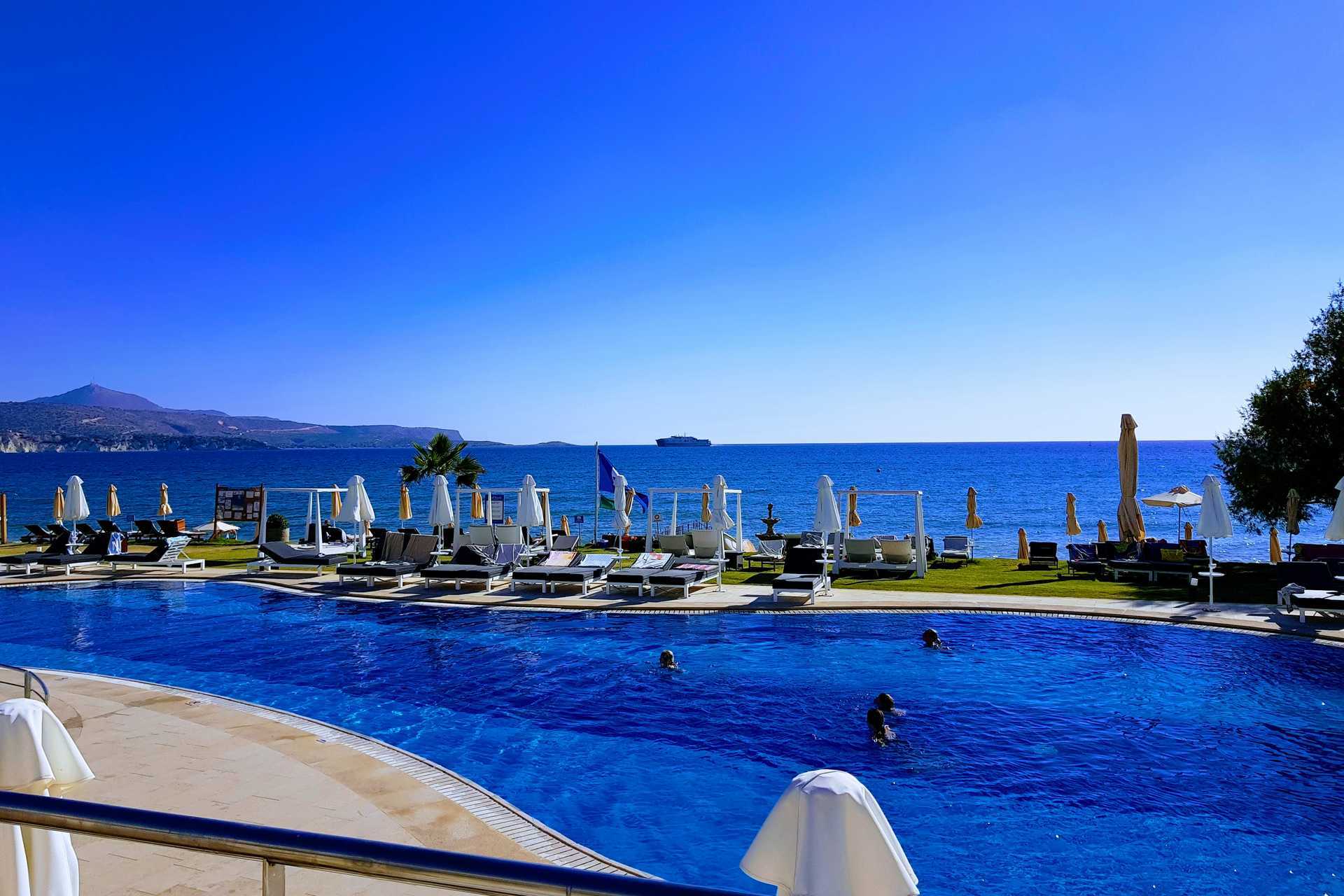 Het zwembadgedeelte van het Kiani Beach Resort Hotel in Kalives op Kreta, Griekenland.