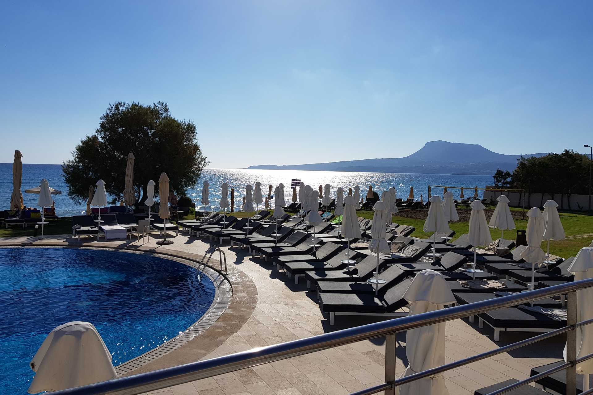 Het zwembadgedeelte van het Kiani Beach Resort Hotel in Kalives op Kreta, Griekenland.