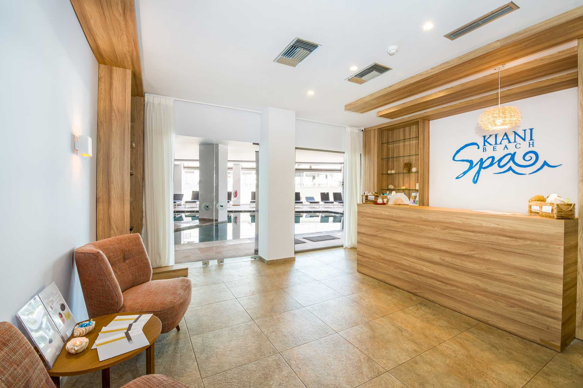 Het strand van het Kiani Beach Resort Hotel in Kalives op Kreta, Griekenland.