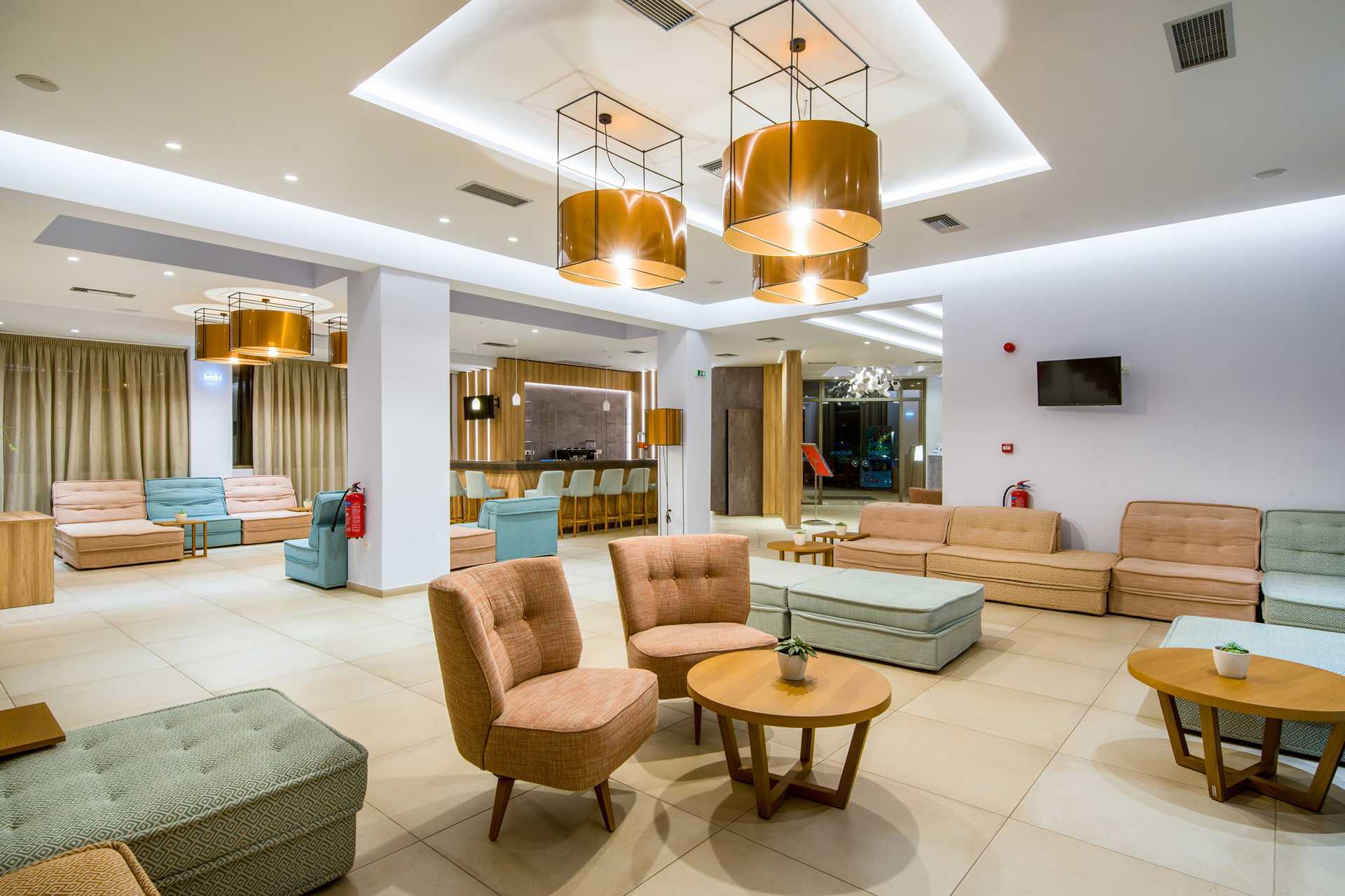 Het zwembadgedeelte van het Kiani Beach Resort Hotel in Kalives op Kreta, Griekenland.