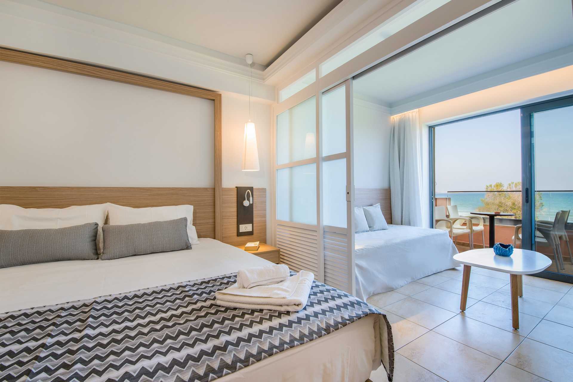 Het zwembadgedeelte van het Kiani Beach Resort Hotel in Kalives op Kreta, Griekenland.