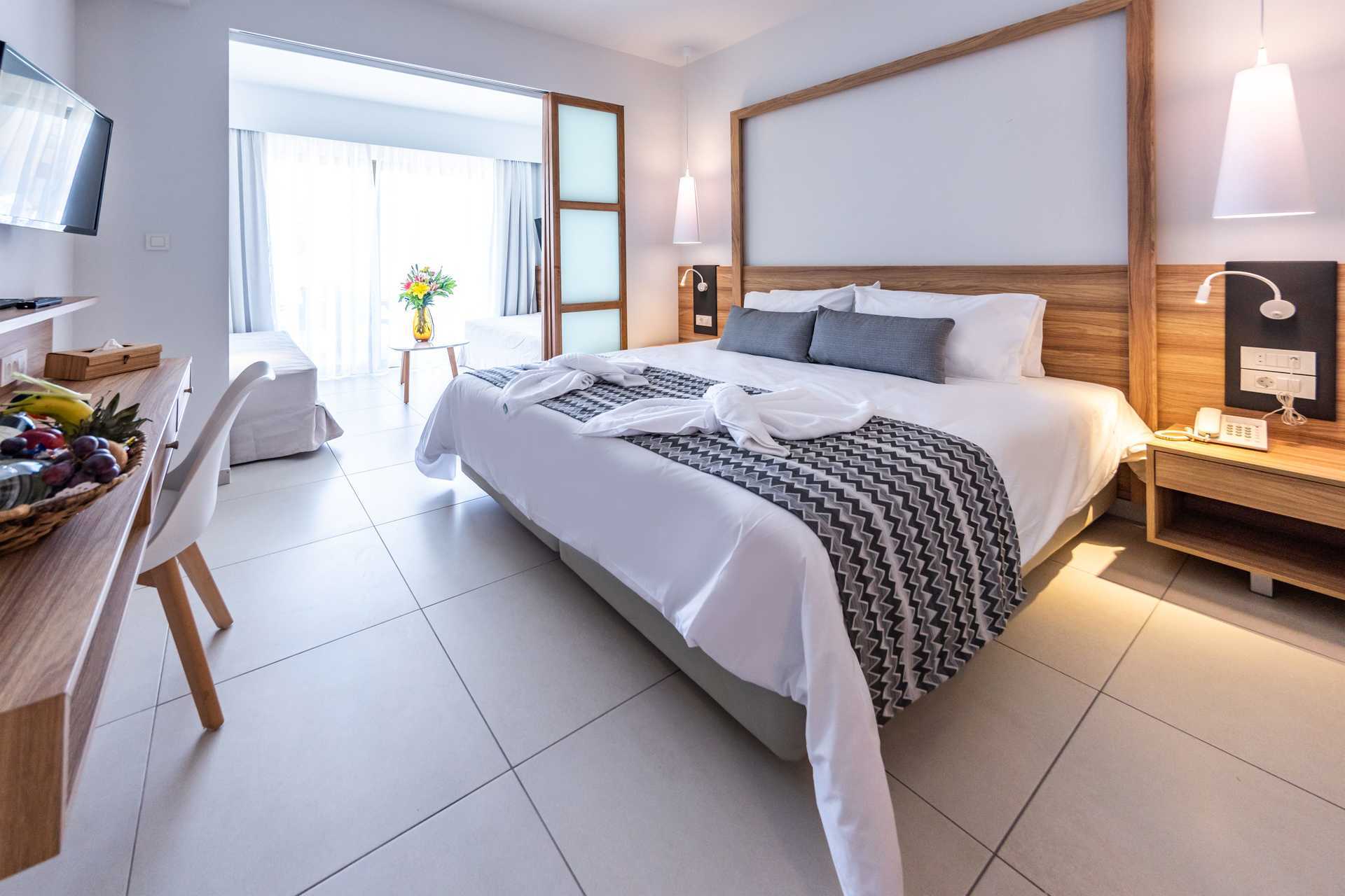 Het zwembadgedeelte van het Kiani Beach Resort Hotel in Kalives op Kreta, Griekenland.