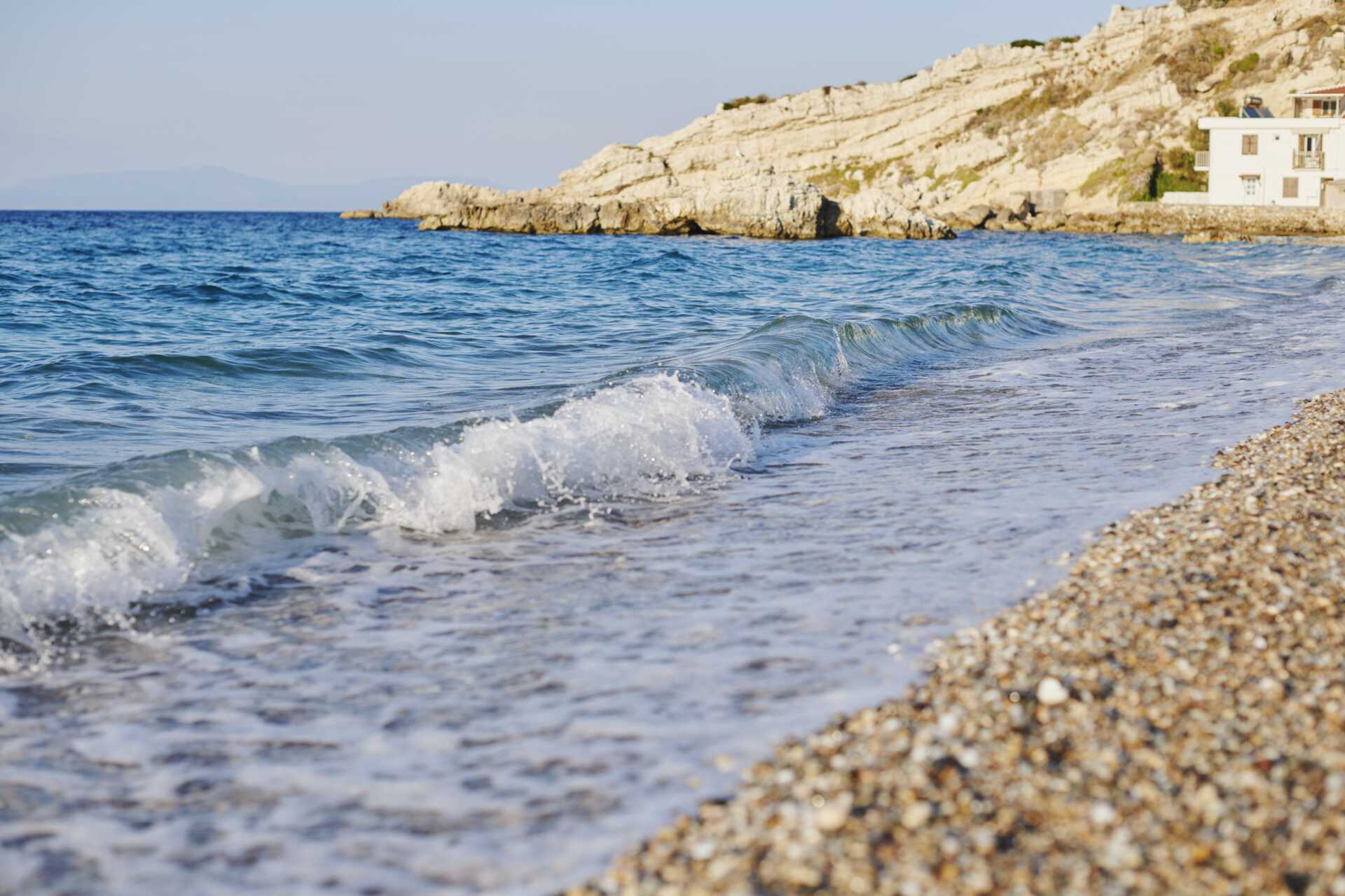 Kristalhelder water in Kokkari op Samos, Griekenland.