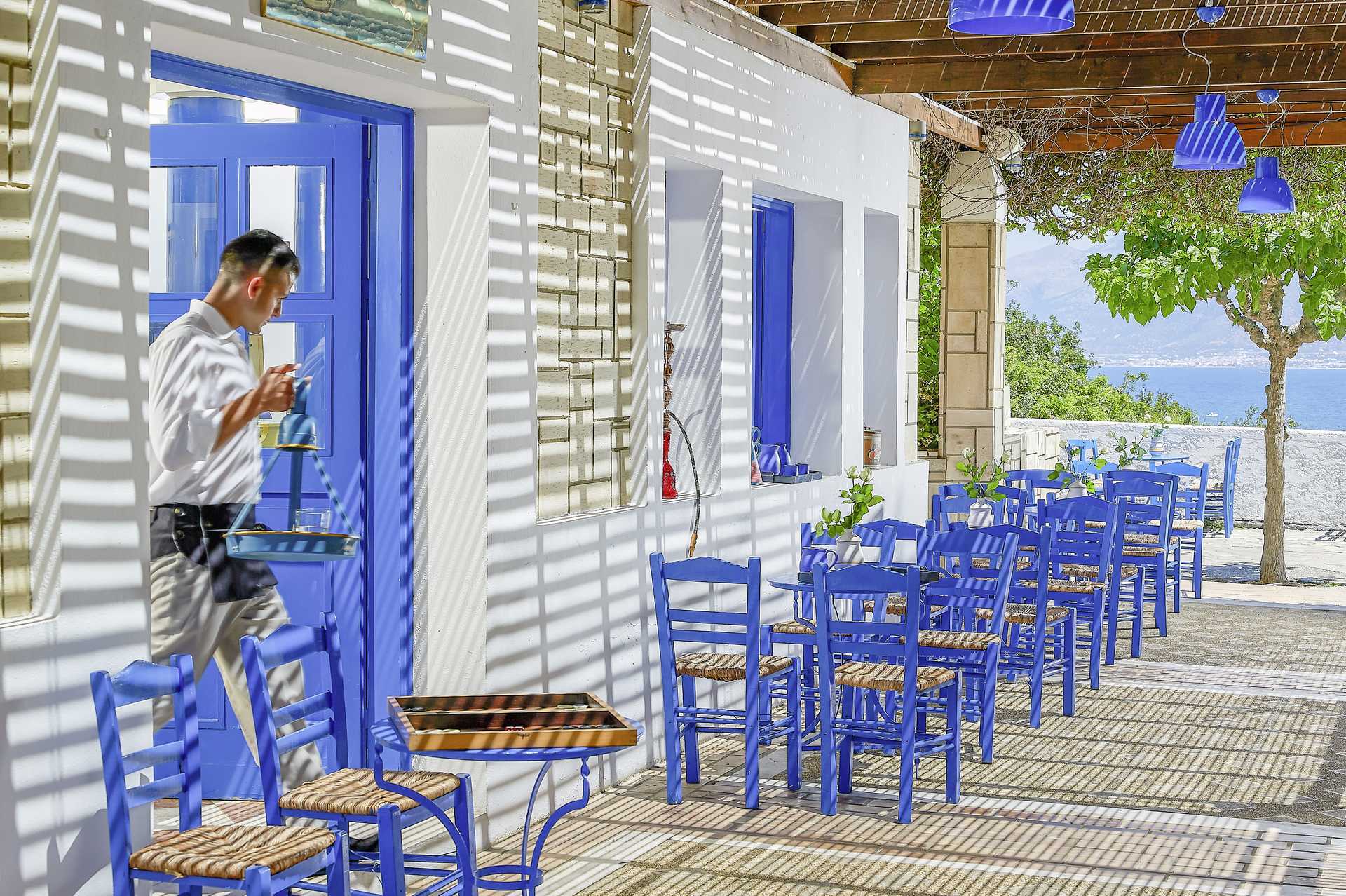 Het café in het hotel Aldemar Knossos Royal in Chersonissos, Kreta.