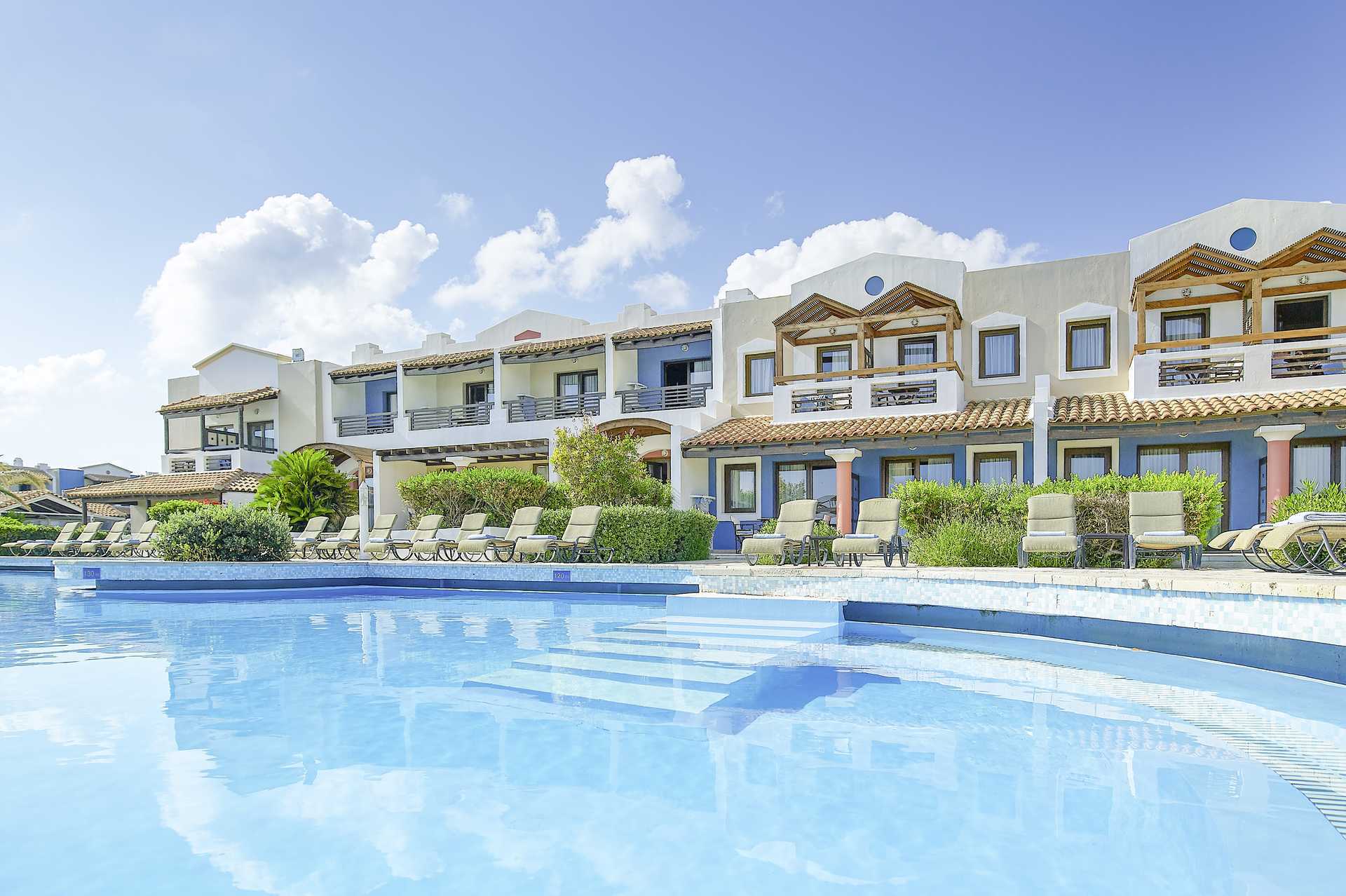 Zwembad bij Aldemar Knossos Royal in Chersonissos, Kreta.