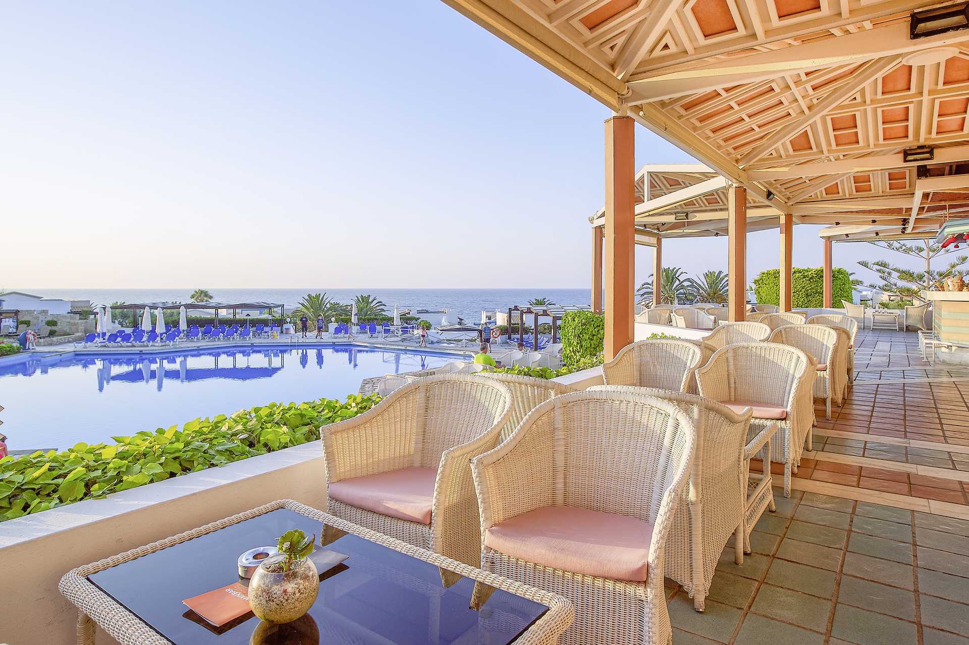 De bar bij het zwembad in het hotel Aldemar Knossos Royal in Chersonissos, Kreta.