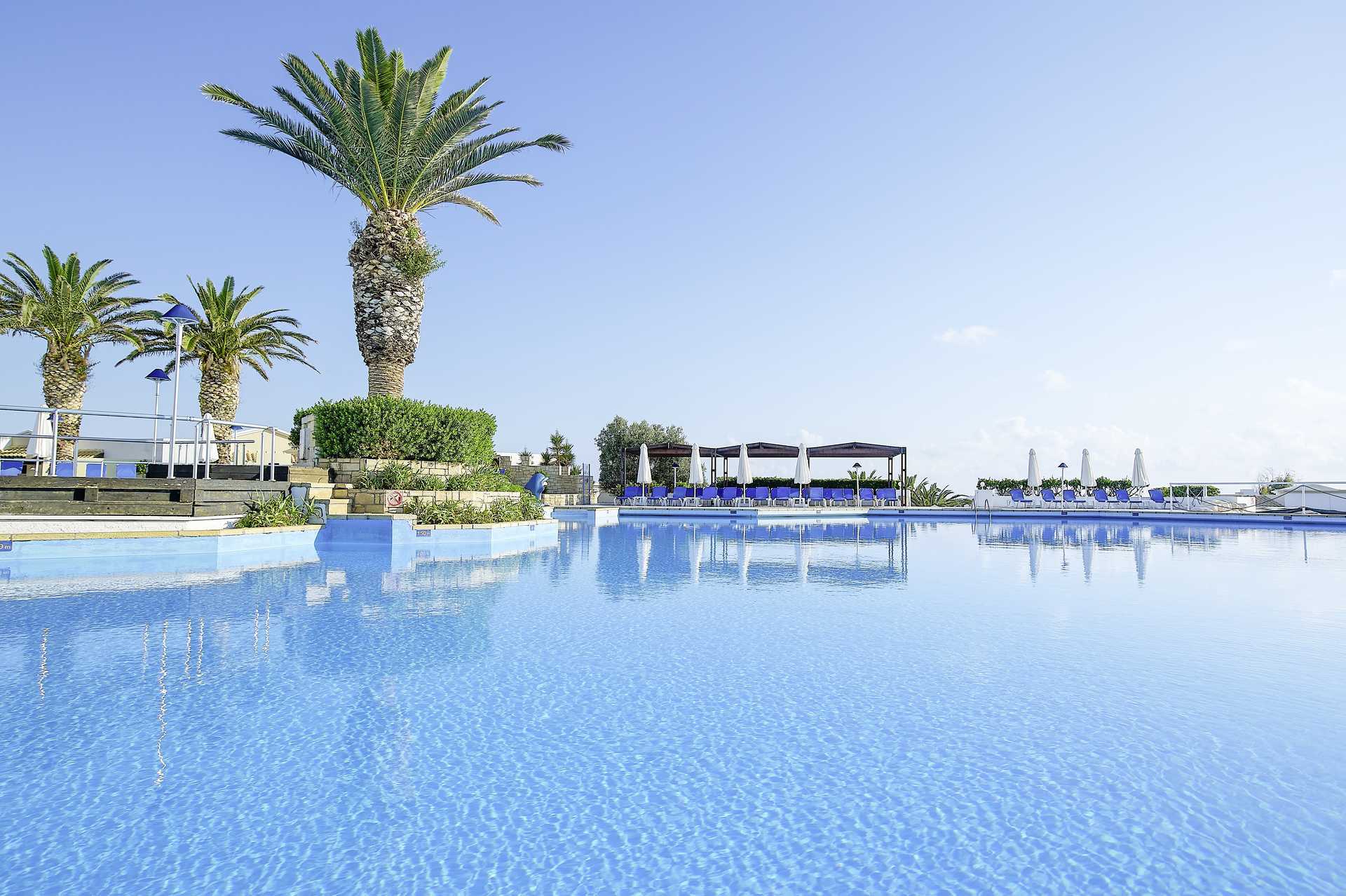 Zwembad bij Aldemar Knossos Royal in Chersonissos, Kreta.