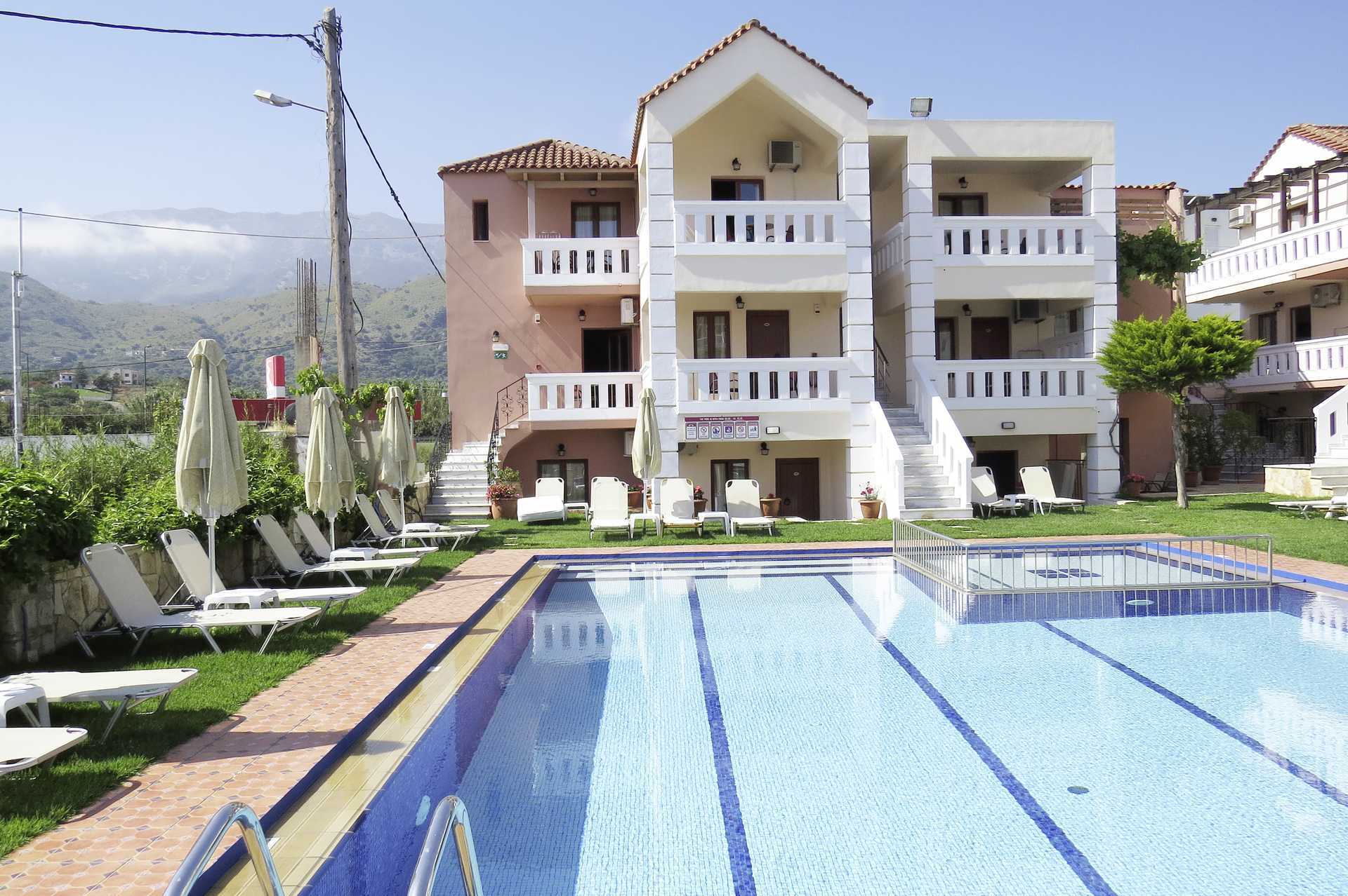 Zwembad bij hotel Kokalas Resort in Georgiopolis op Kreta, Griekenland.