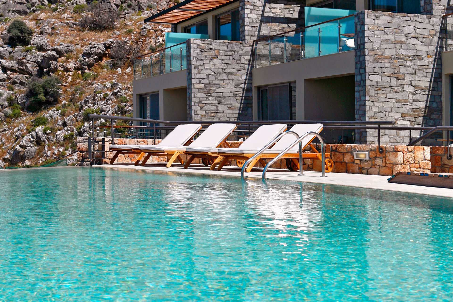 Zwembad bij Lindos Blu hotel in Rhodos, Griekenland.