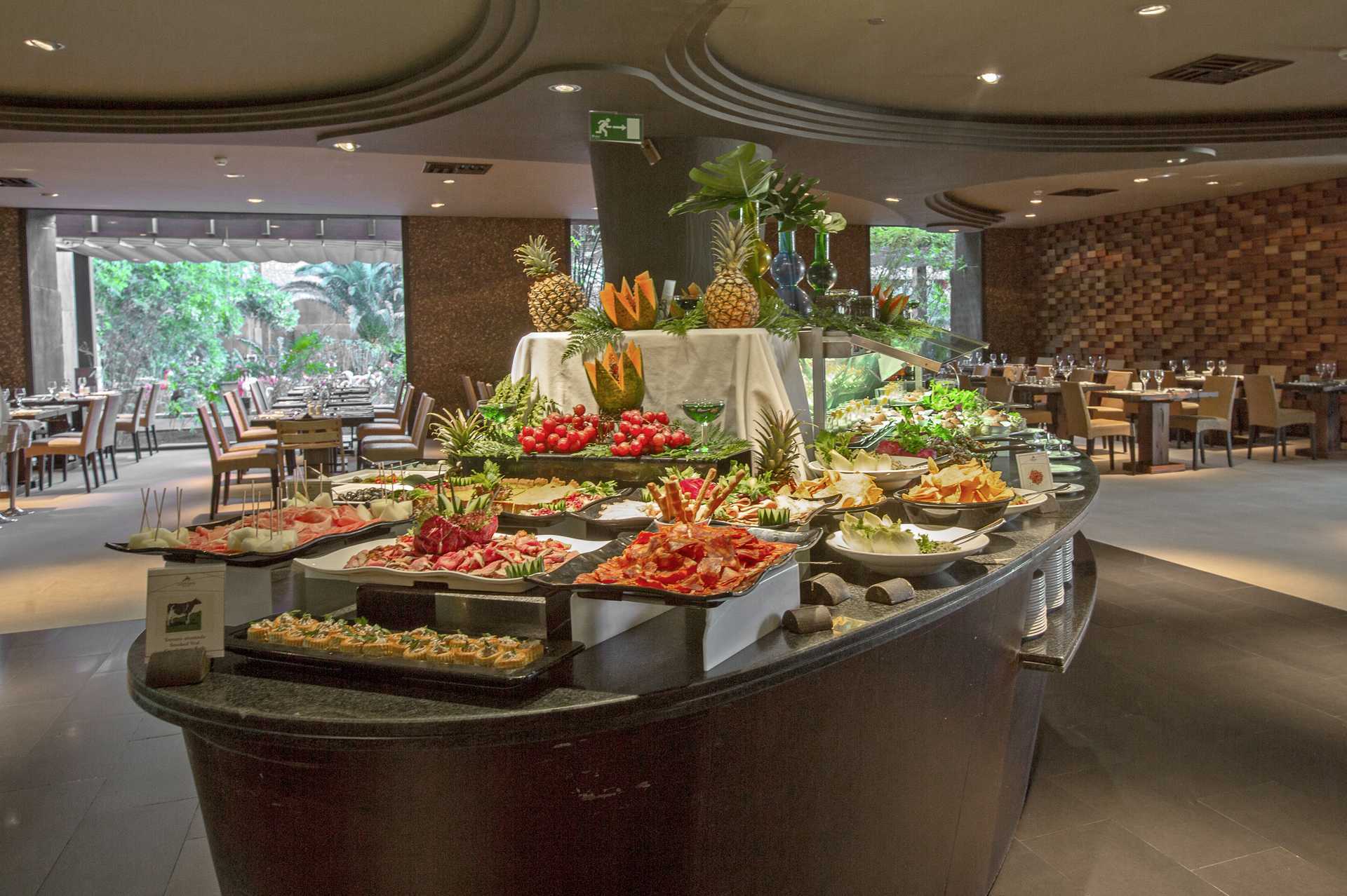 Het Baobab-buffetrestaurant in het Lopesan Baobab Resort.