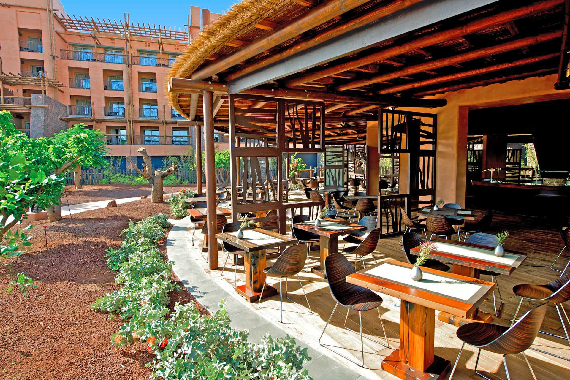 Het openluchtbuffetrestaurant Marula in het Lopesan Baobab Resort in Meloneras, Gran Canaria.