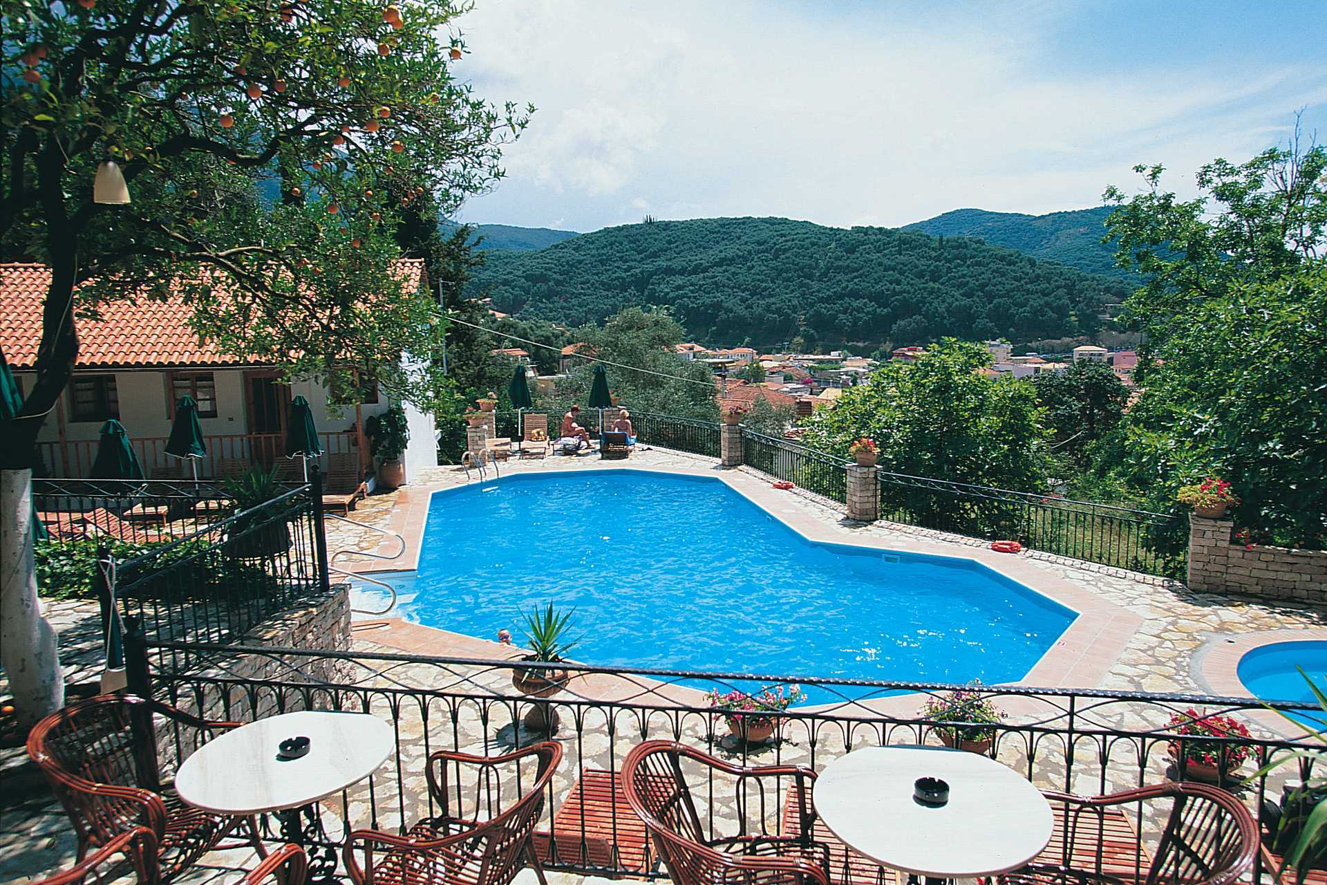 Het zwembad van hotel Magda's in Parga, Griekenland.