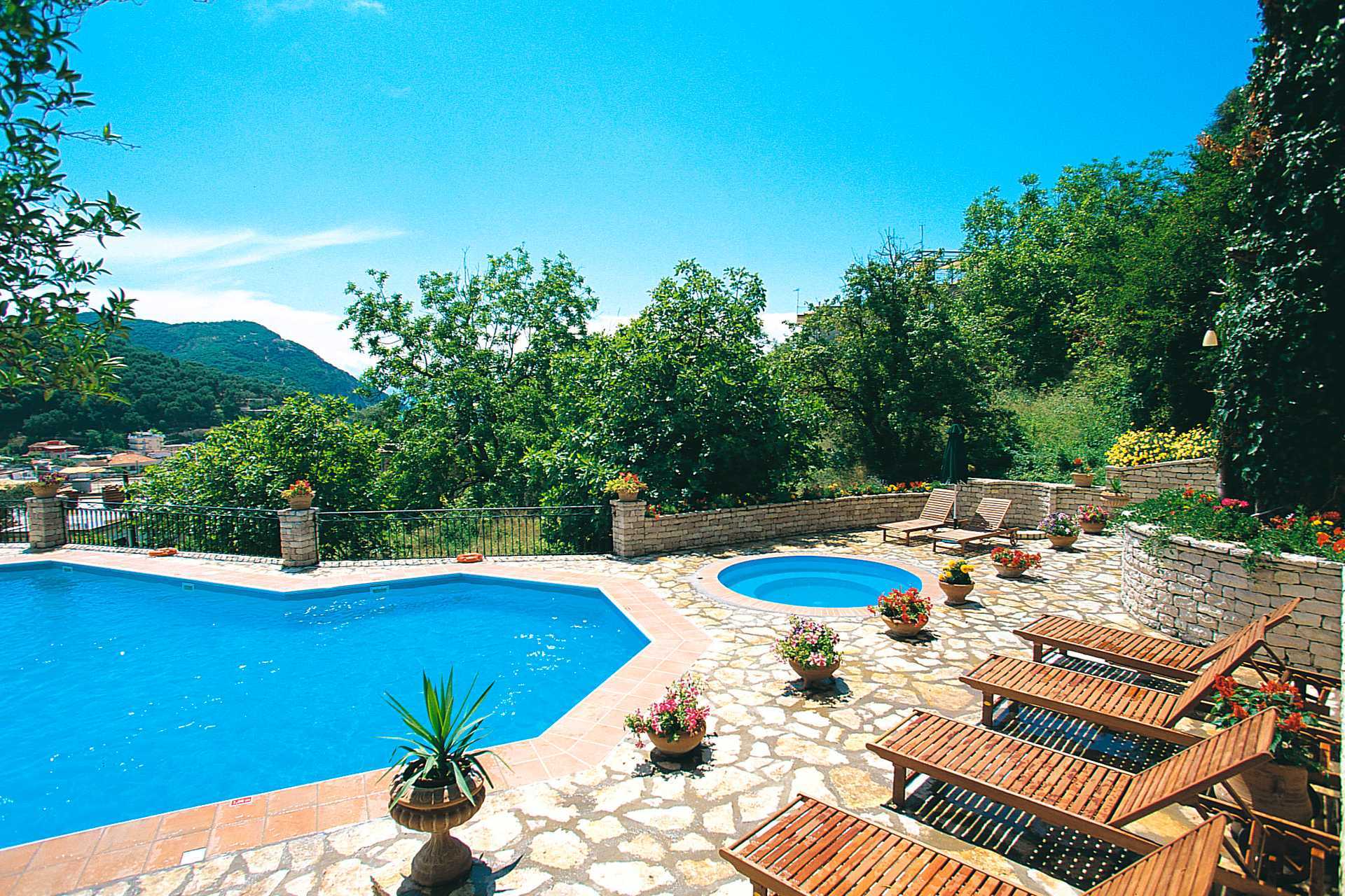 Het zwembad van hotel Magda's in Parga, Griekenland.