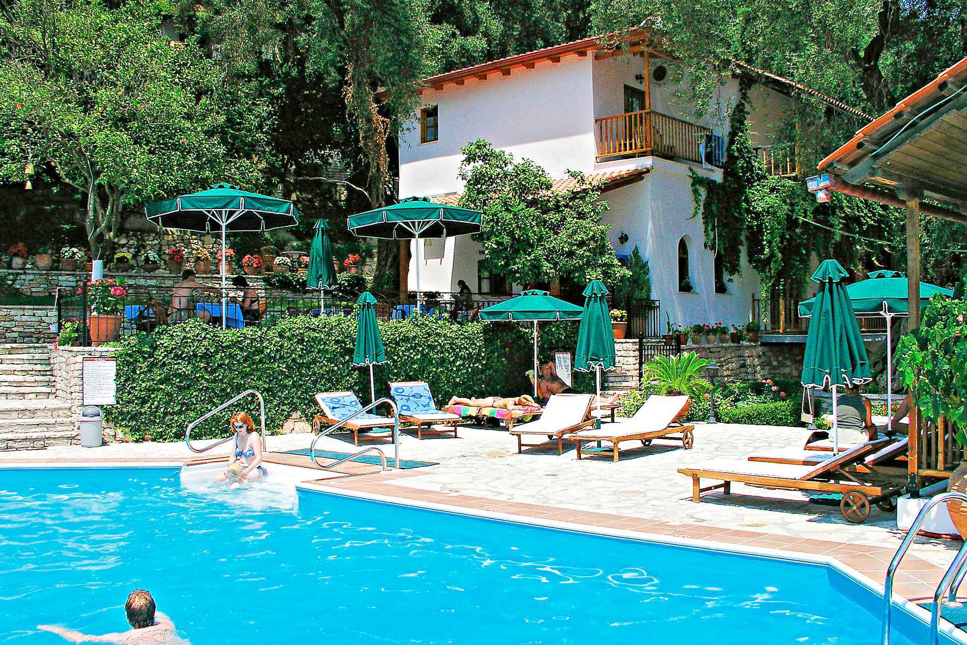 Het zwembad van hotel Magda's in Parga, Griekenland.