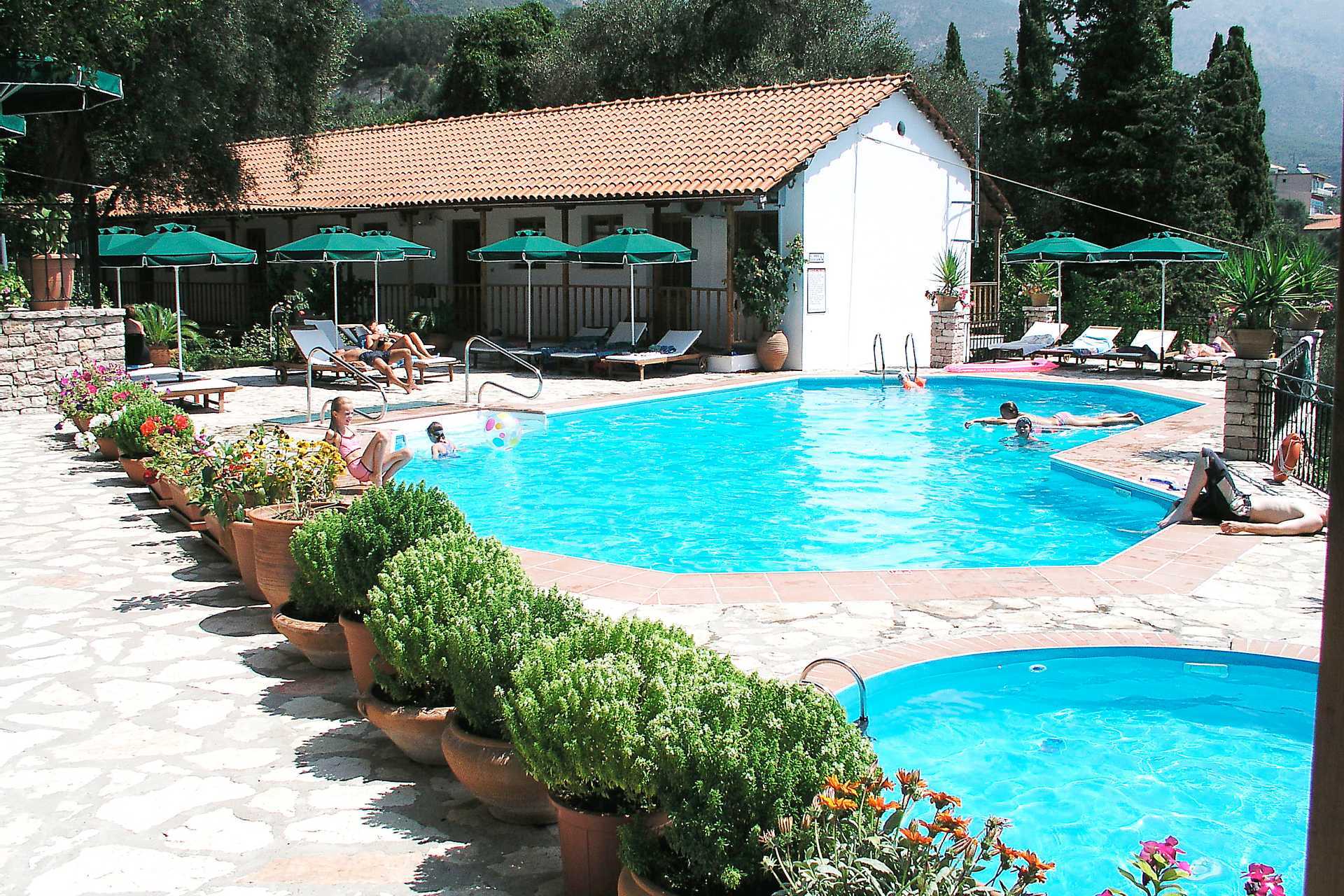 Het zwembad van hotel Magda's in Parga, Griekenland.