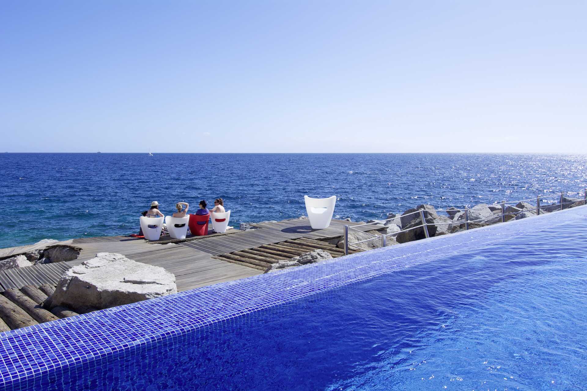 Zwembadgedeelte van Marina Suites in Puerto Rico op Gran Canaria.