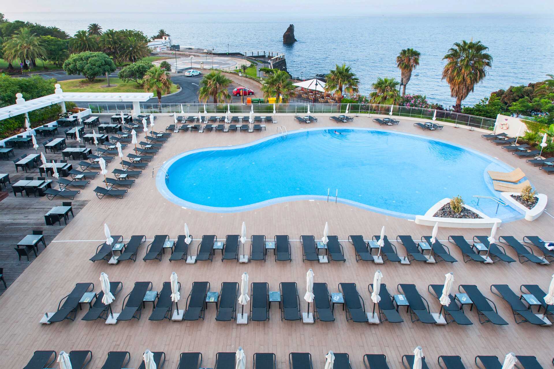 Het zwembadgebied van het Melia Madeira Mare hotel op Madeira, Portugal.
