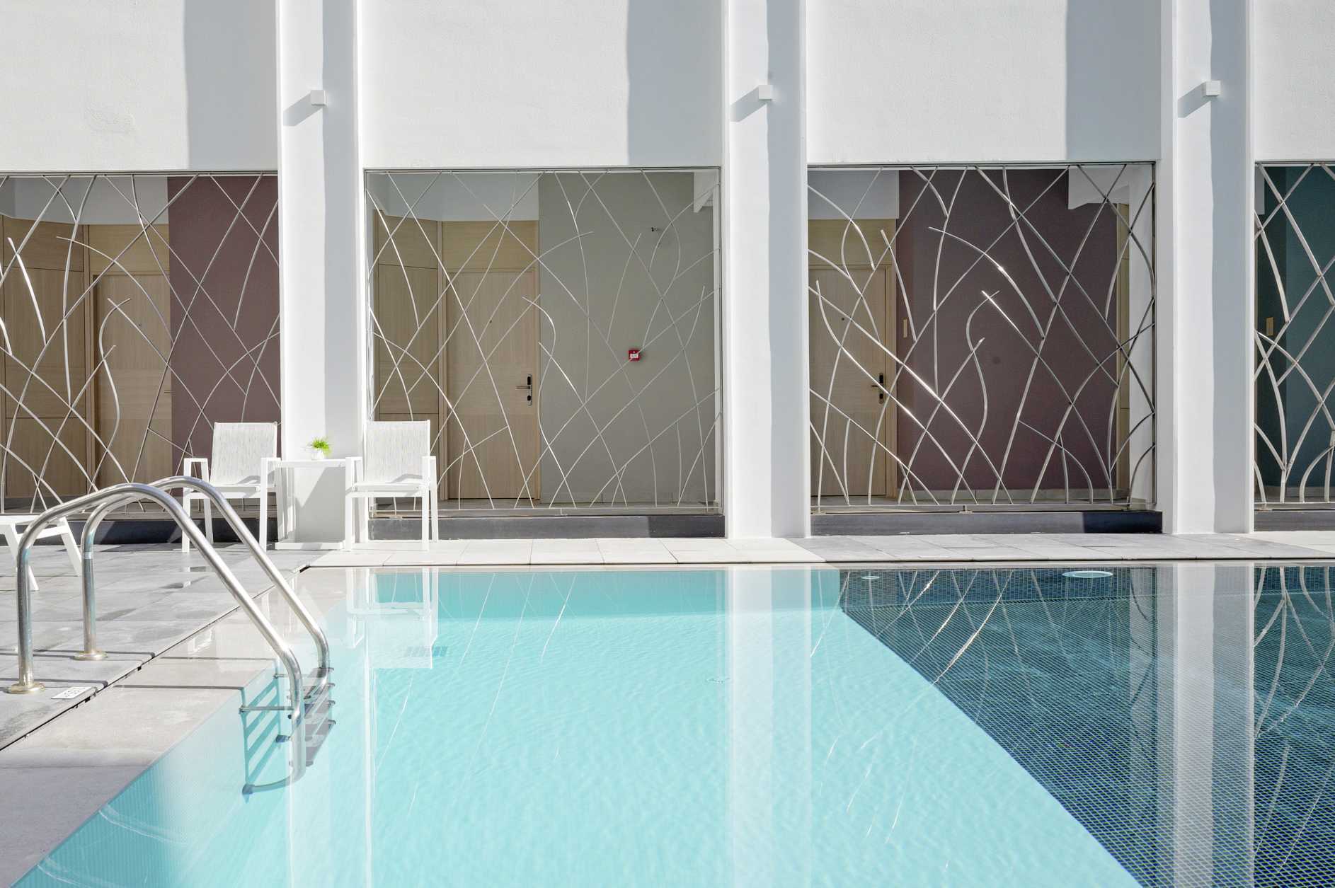 Zwembad bij hotel Melrose in de stad Rethymnon op Kreta, Griekenland.