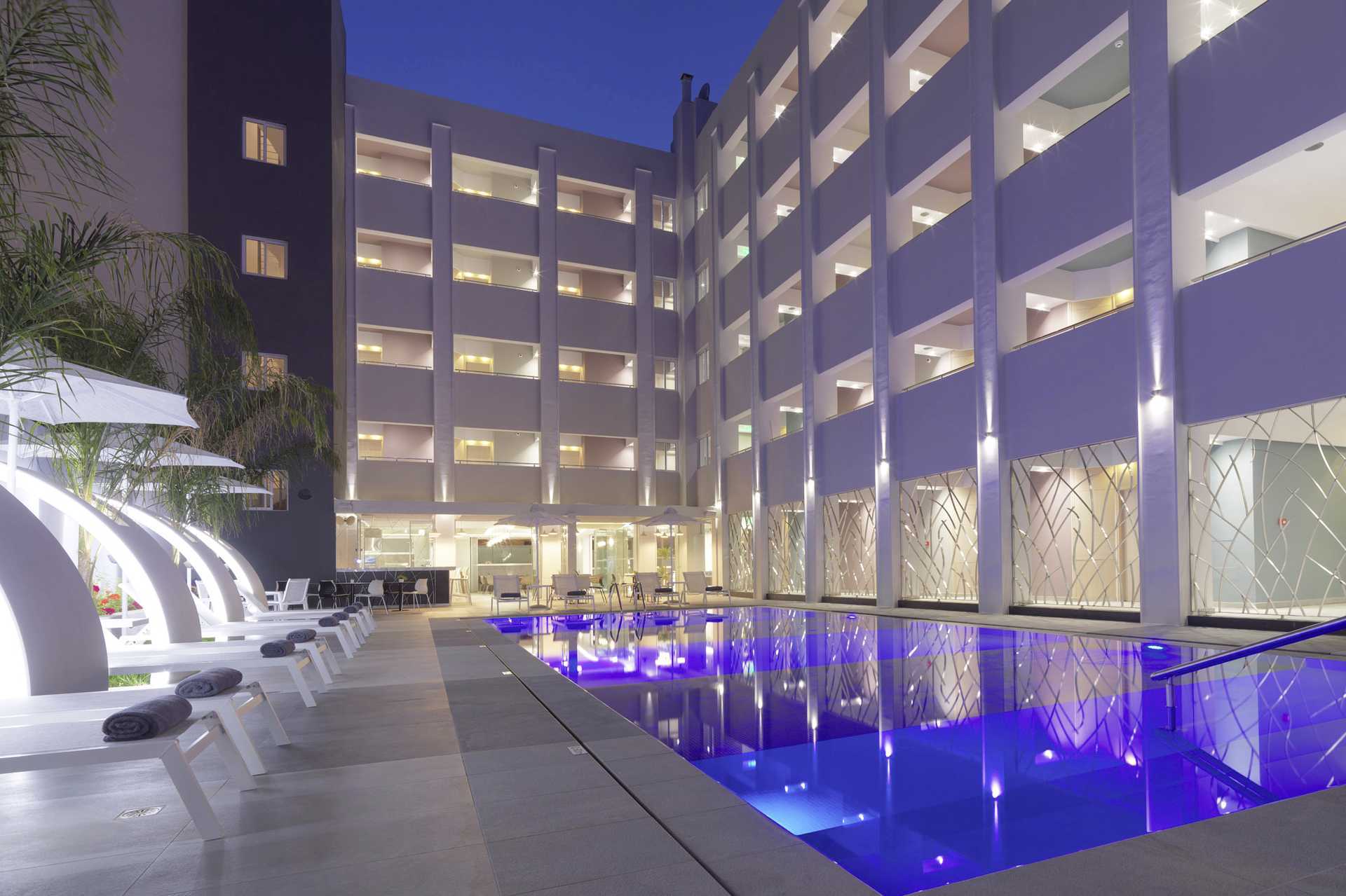 Zwembad bij hotel Melrose in de stad Rethymnon op Kreta, Griekenland.