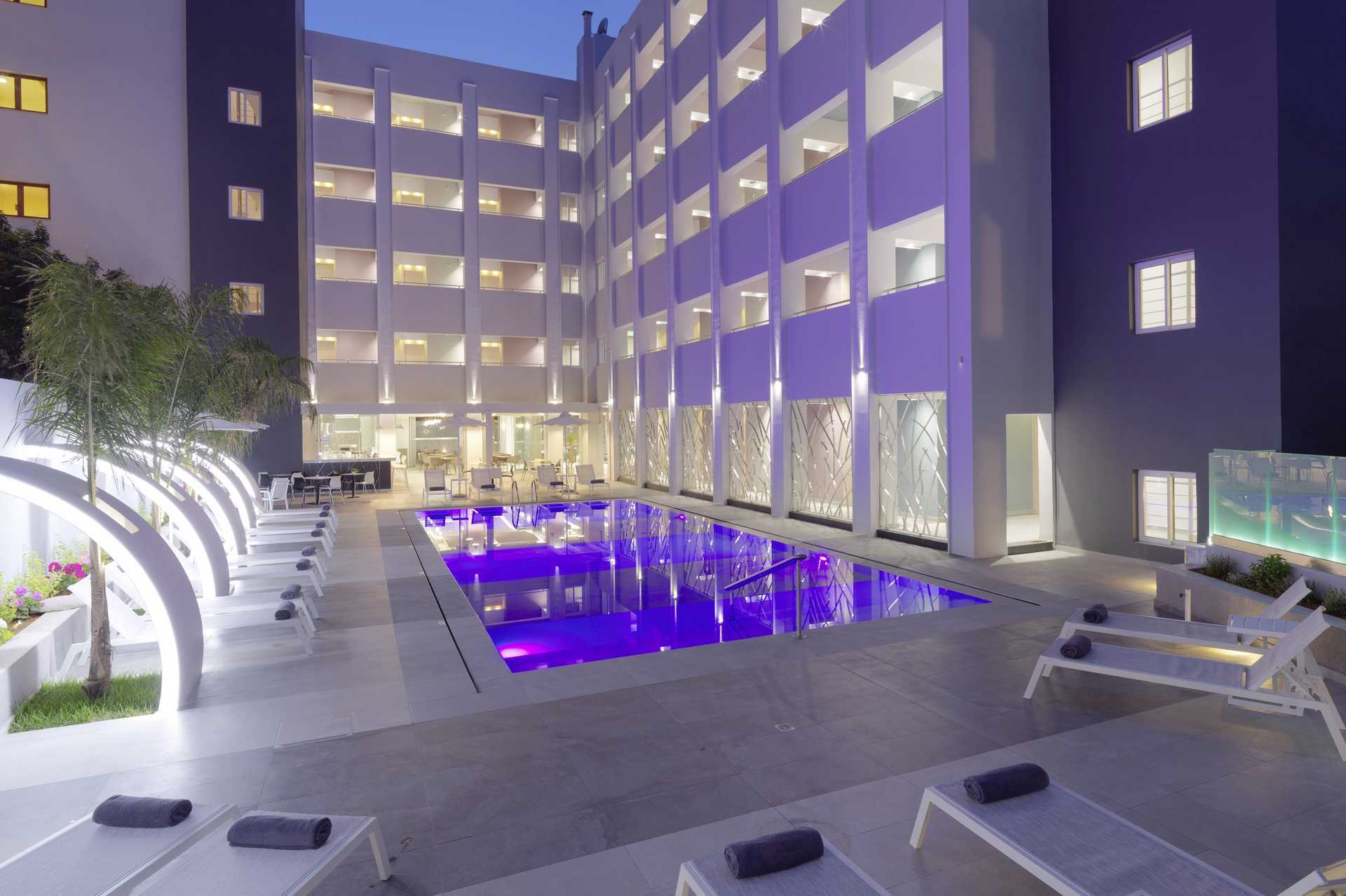 Zwembad bij hotel Melrose in de stad Rethymnon op Kreta, Griekenland.