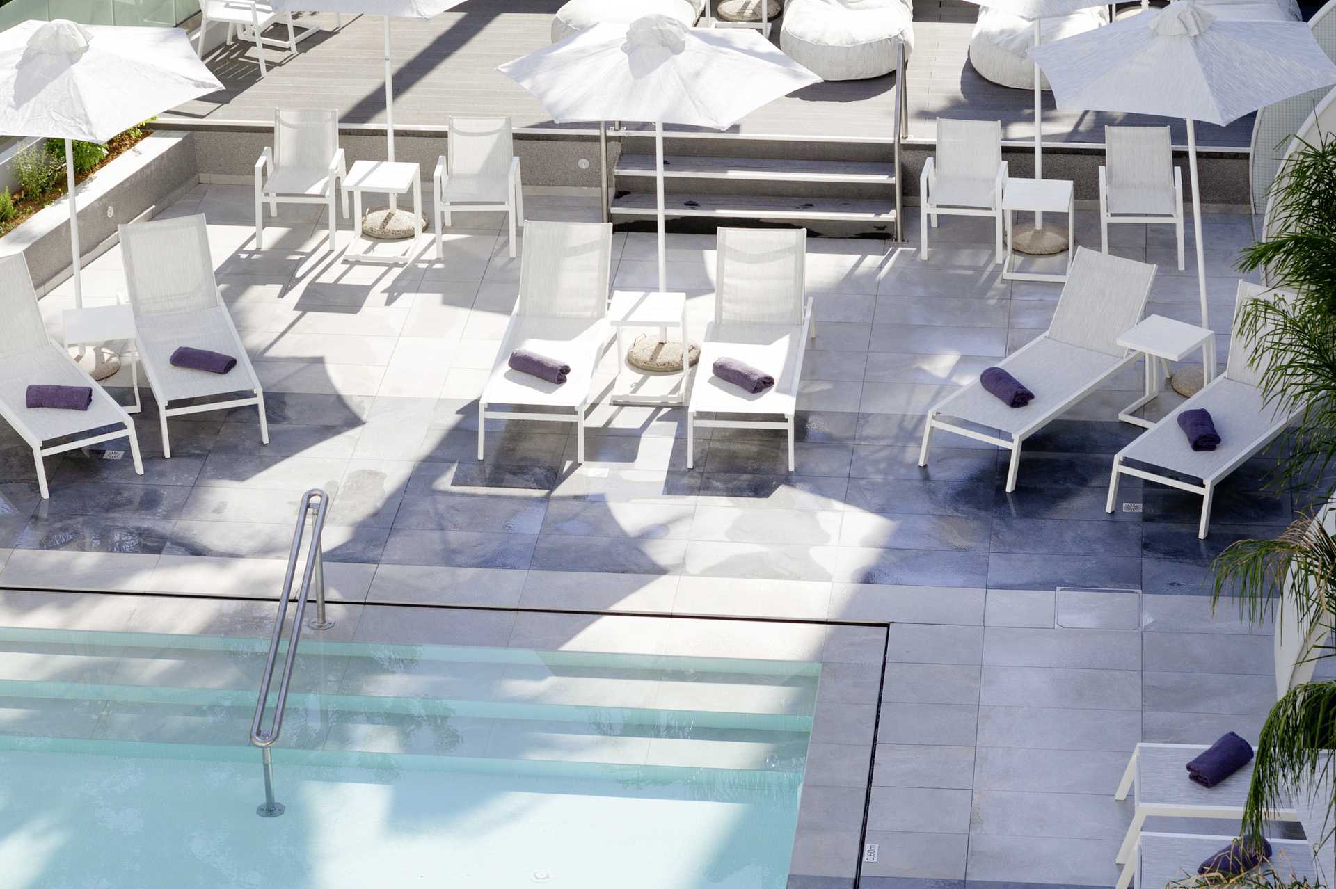 Zwembad bij hotel Melrose in de stad Rethymnon op Kreta, Griekenland.