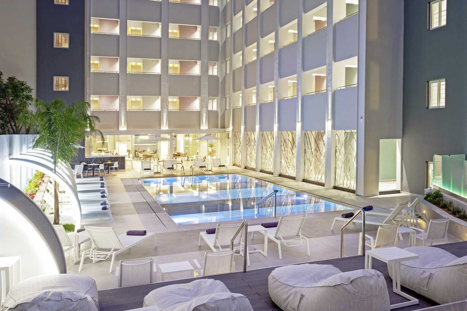 Zwembad bij hotel Melrose in de stad Rethymnon op Kreta, Griekenland.