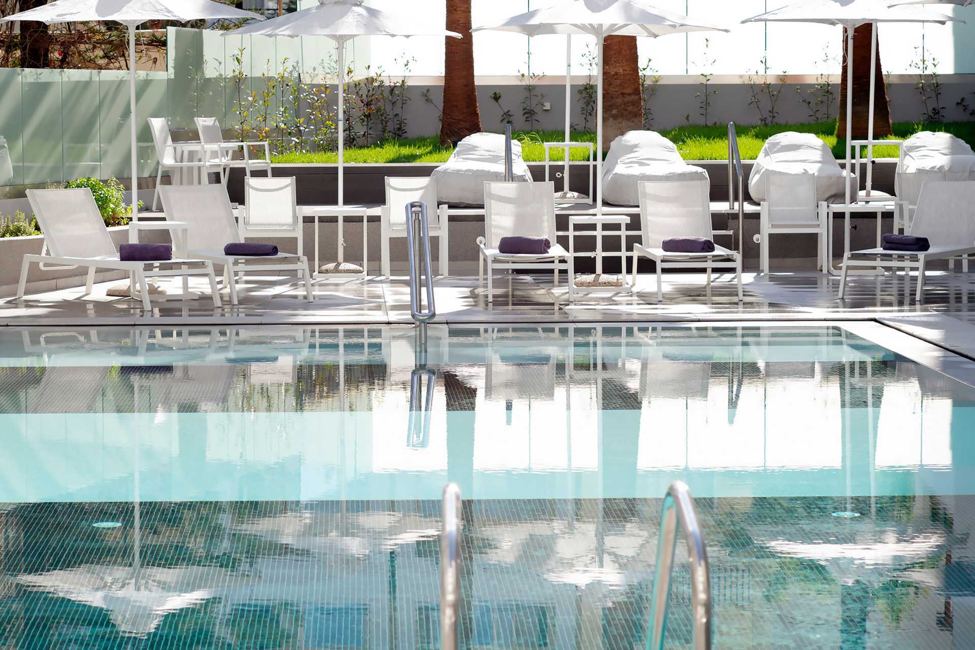 Zwembad bij hotel Melrose in de stad Rethymnon op Kreta, Griekenland.