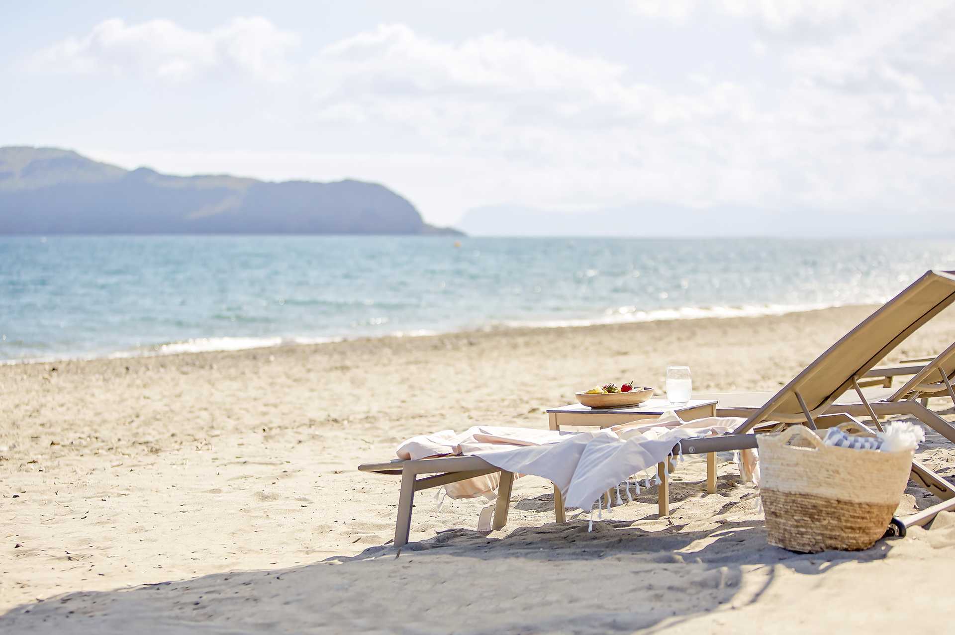 Het strand van het Hotel Minoa Palace resort &amp; Spa in Platanias op Kreta, Griekenland.