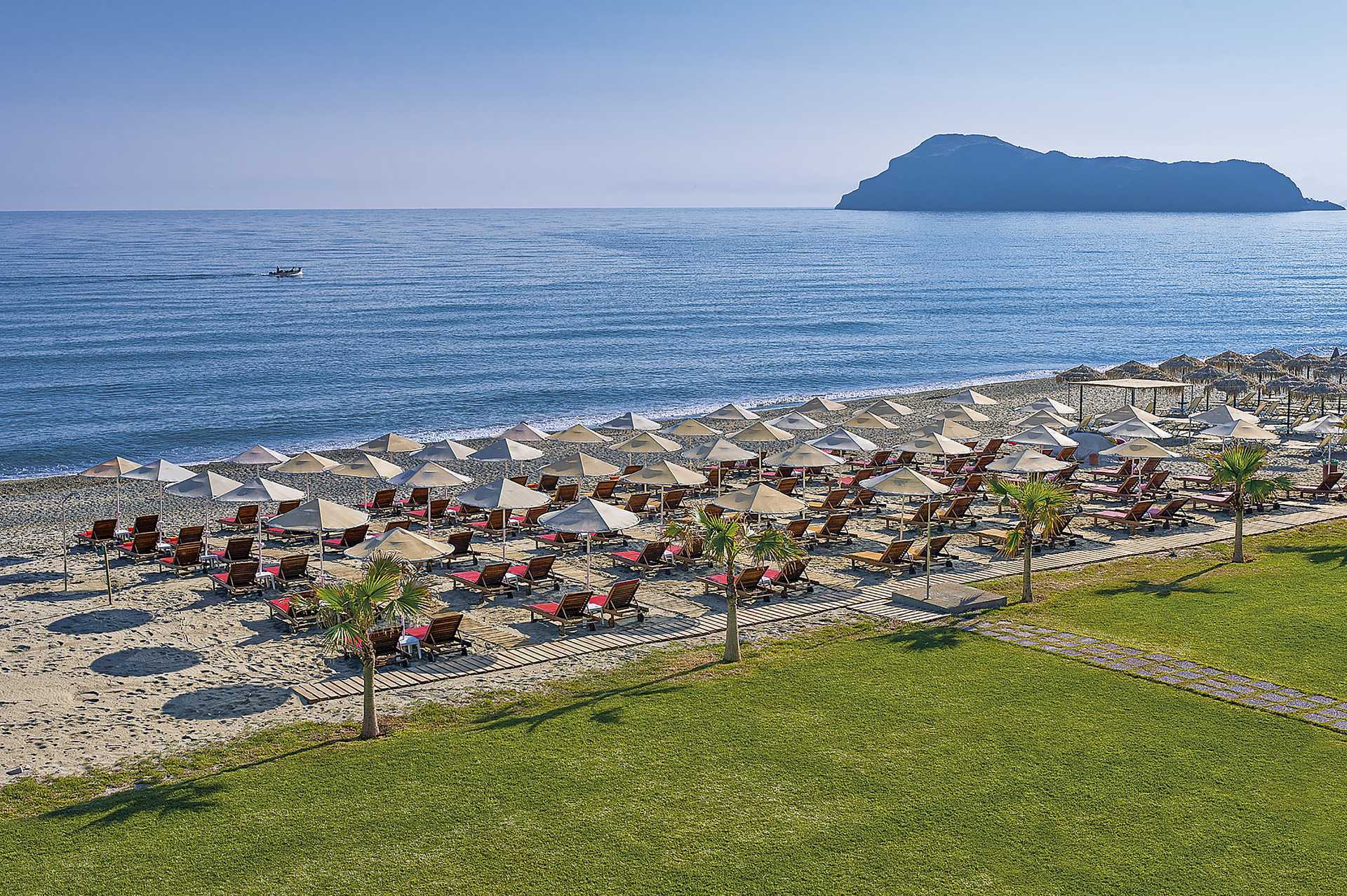 Het strand van het Hotel Minoa Palace resort &amp; Spa in Platanias op Kreta, Griekenland.