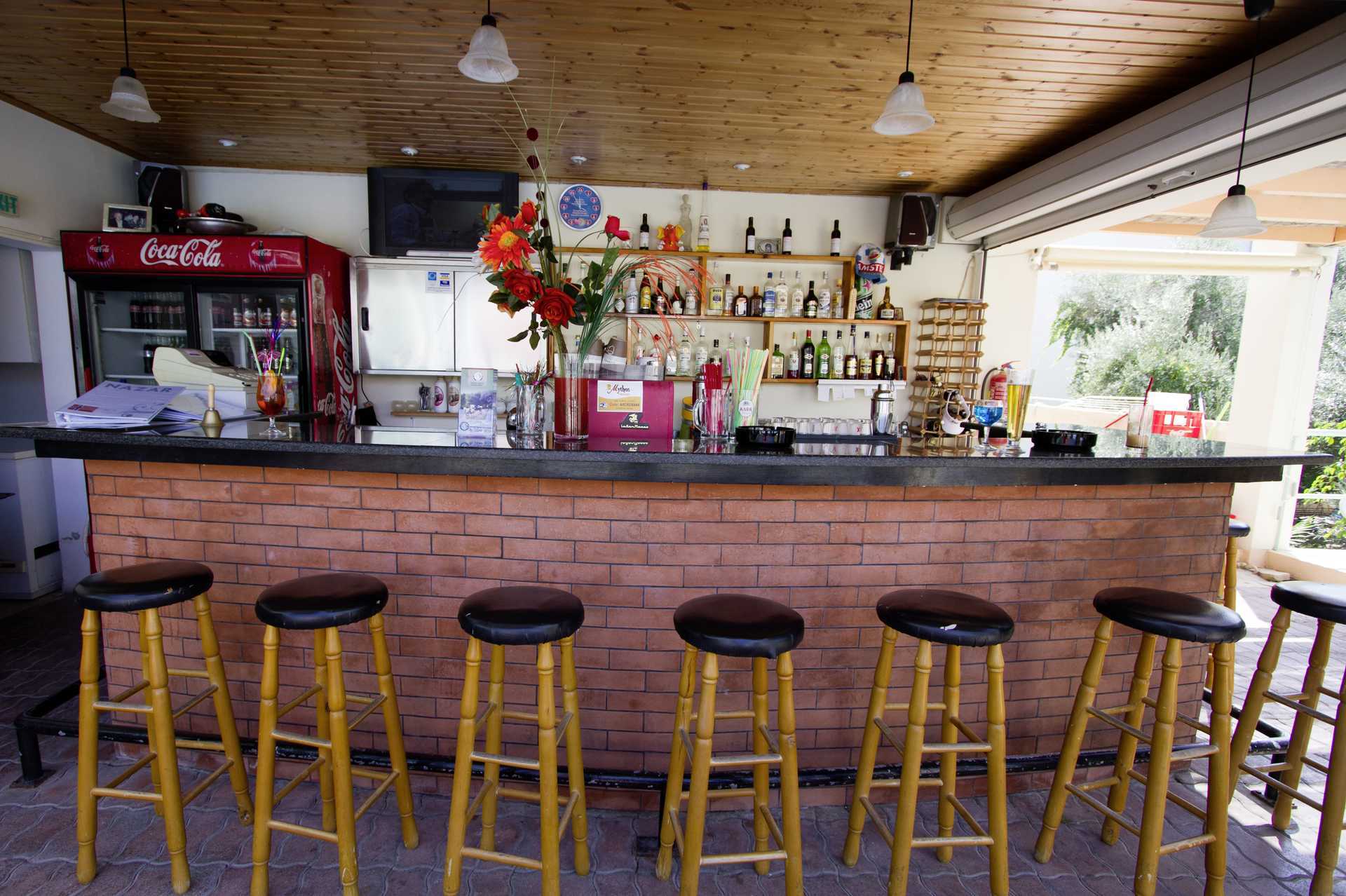 De zwembadbar in het Hotel Mythos Platanias op Kreta.