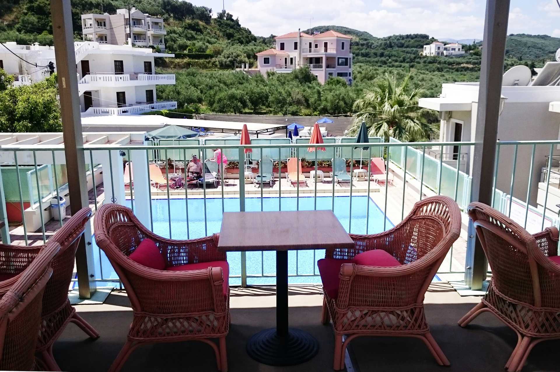 Het zwembad van het Hotel Mythos Platanias op Kreta.