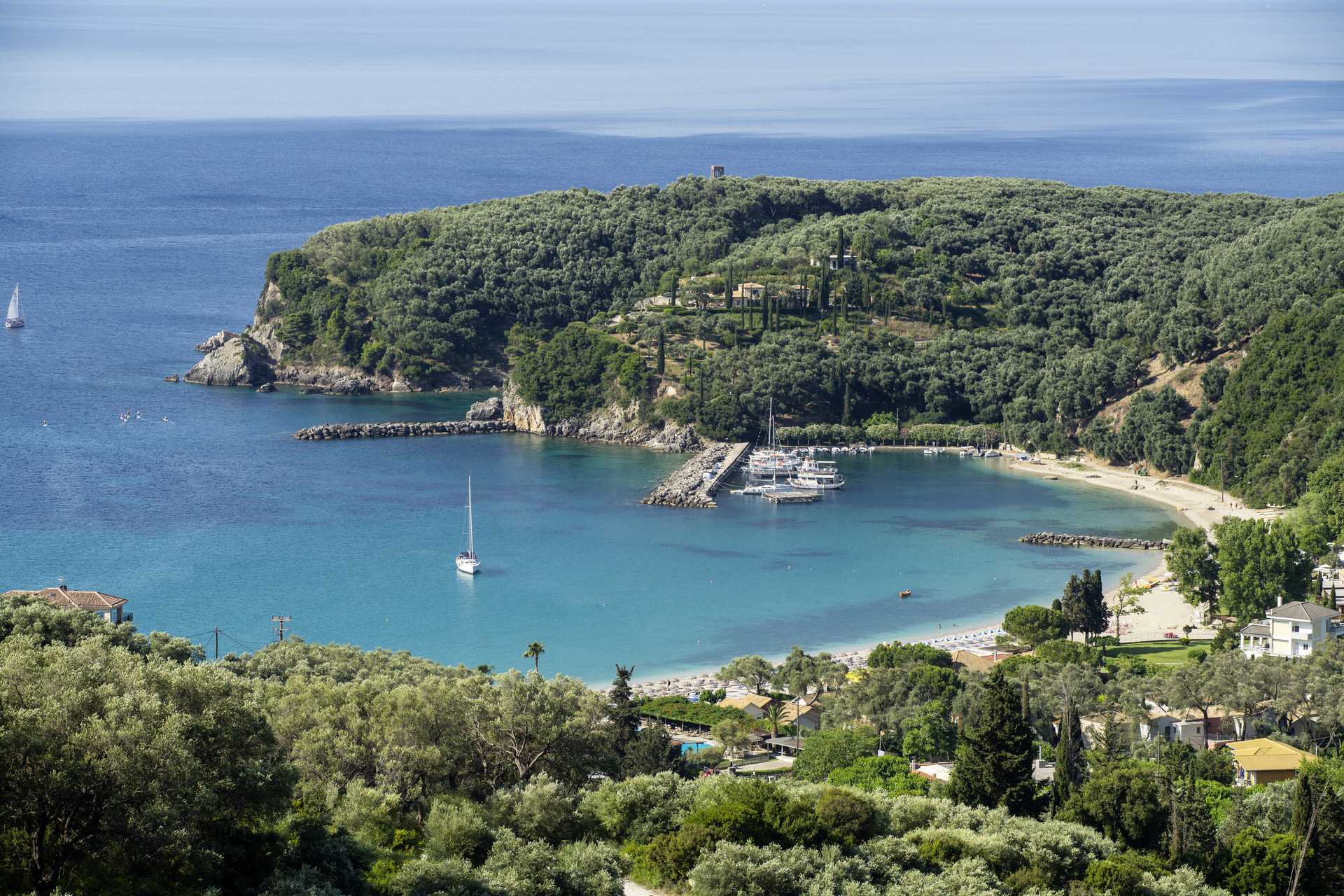 Uitzicht vanaf hotel Panorama in Parga, Griekenland.