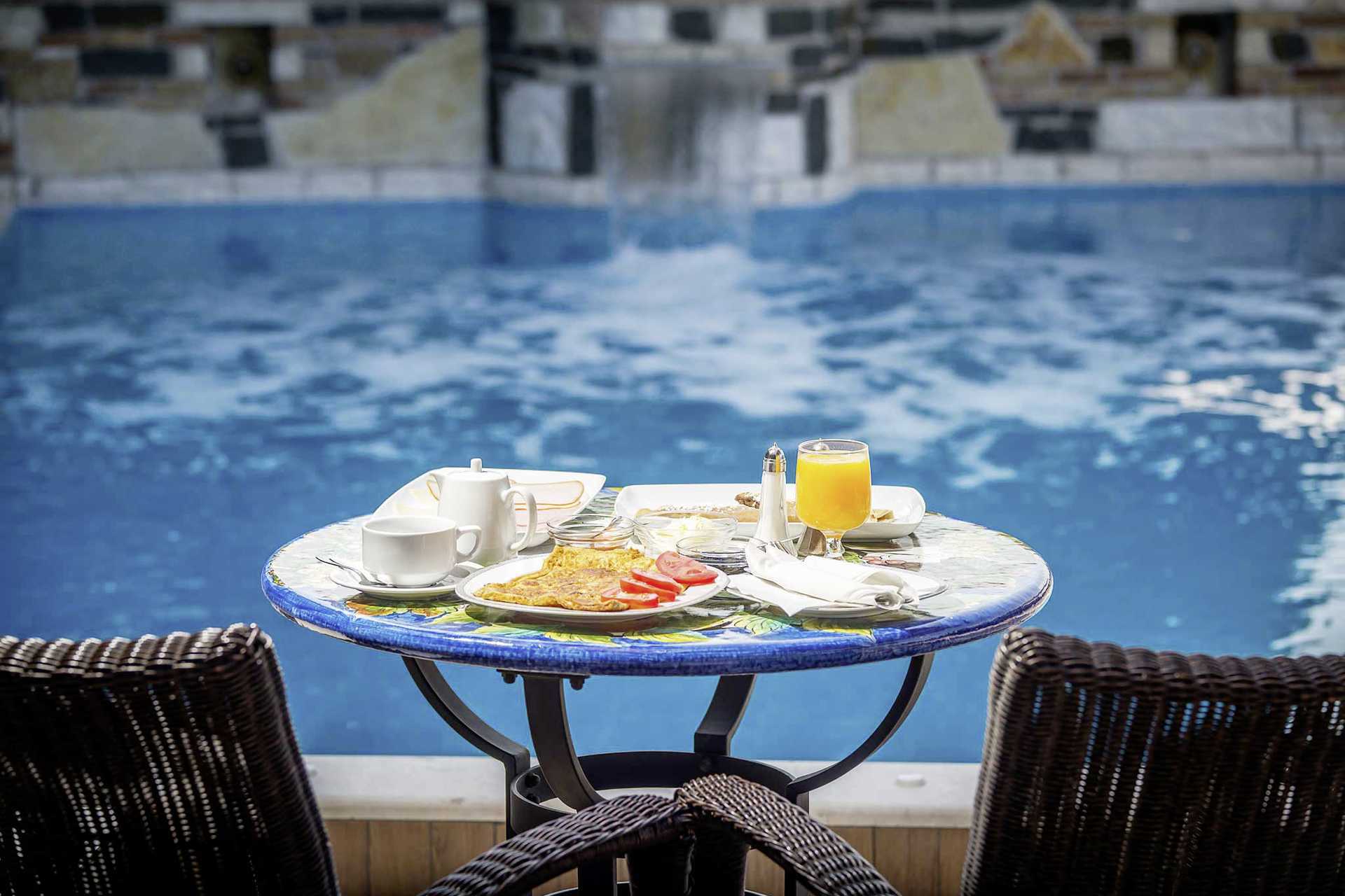 Ontbijt bij het zwembad in het Panorama hotel in Parga, Griekenland.