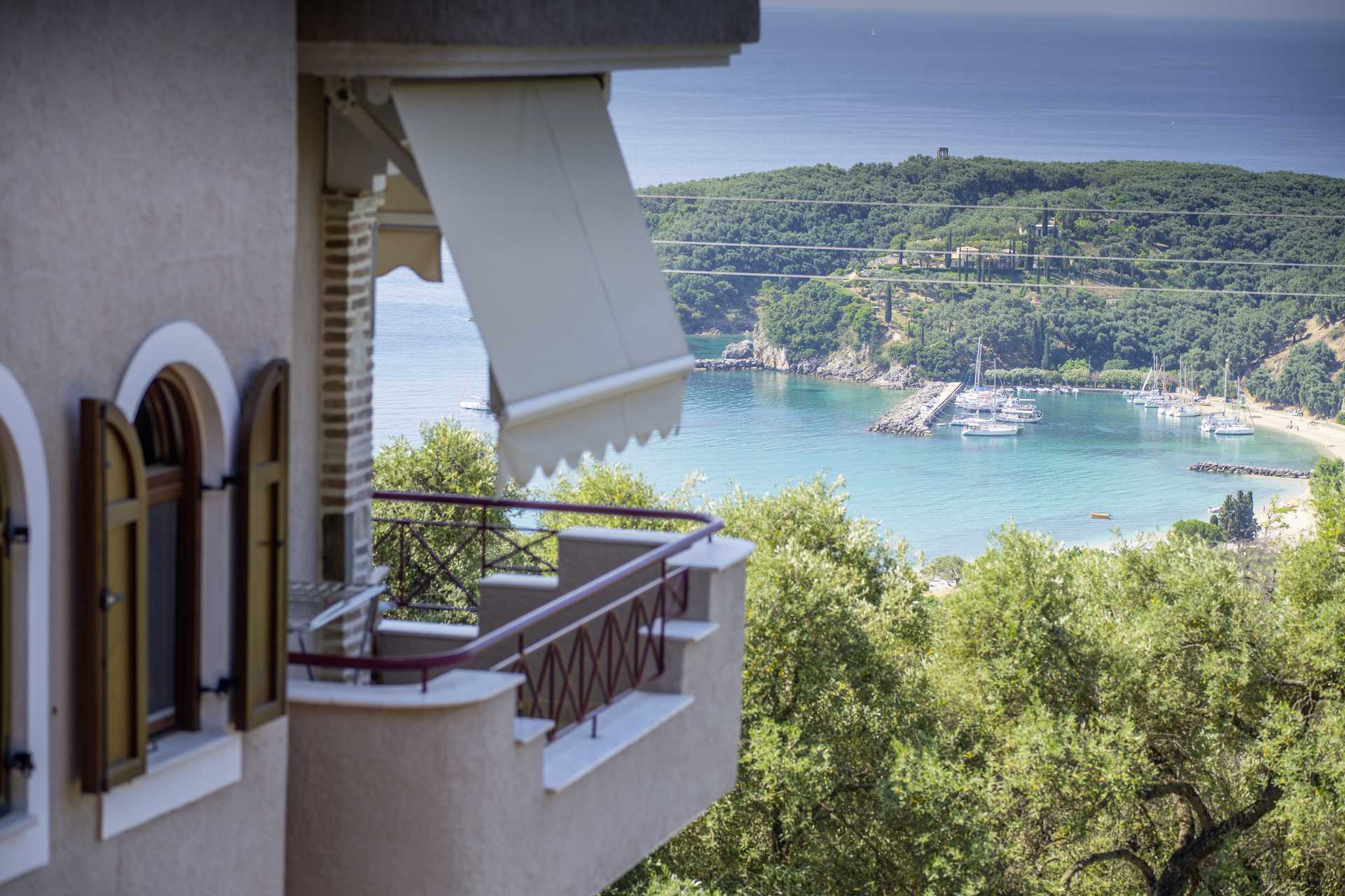 Uitzicht vanaf hotel Panorama in Parga, Griekenland.