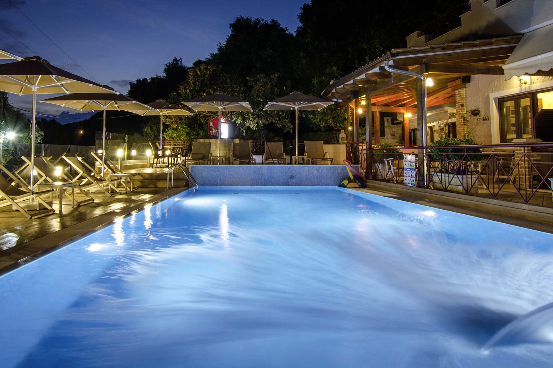 Het zwembad van het Panorama hotel in Parga, Griekenland.