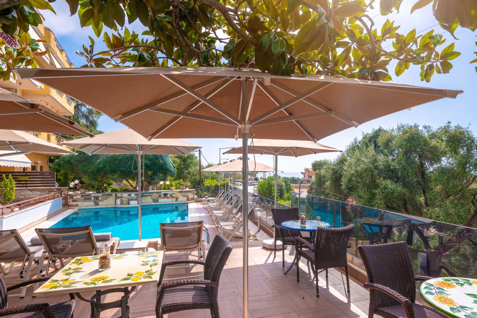 Zwembad-/snackbar in Hotel Panorama in Parga, Griekenland.