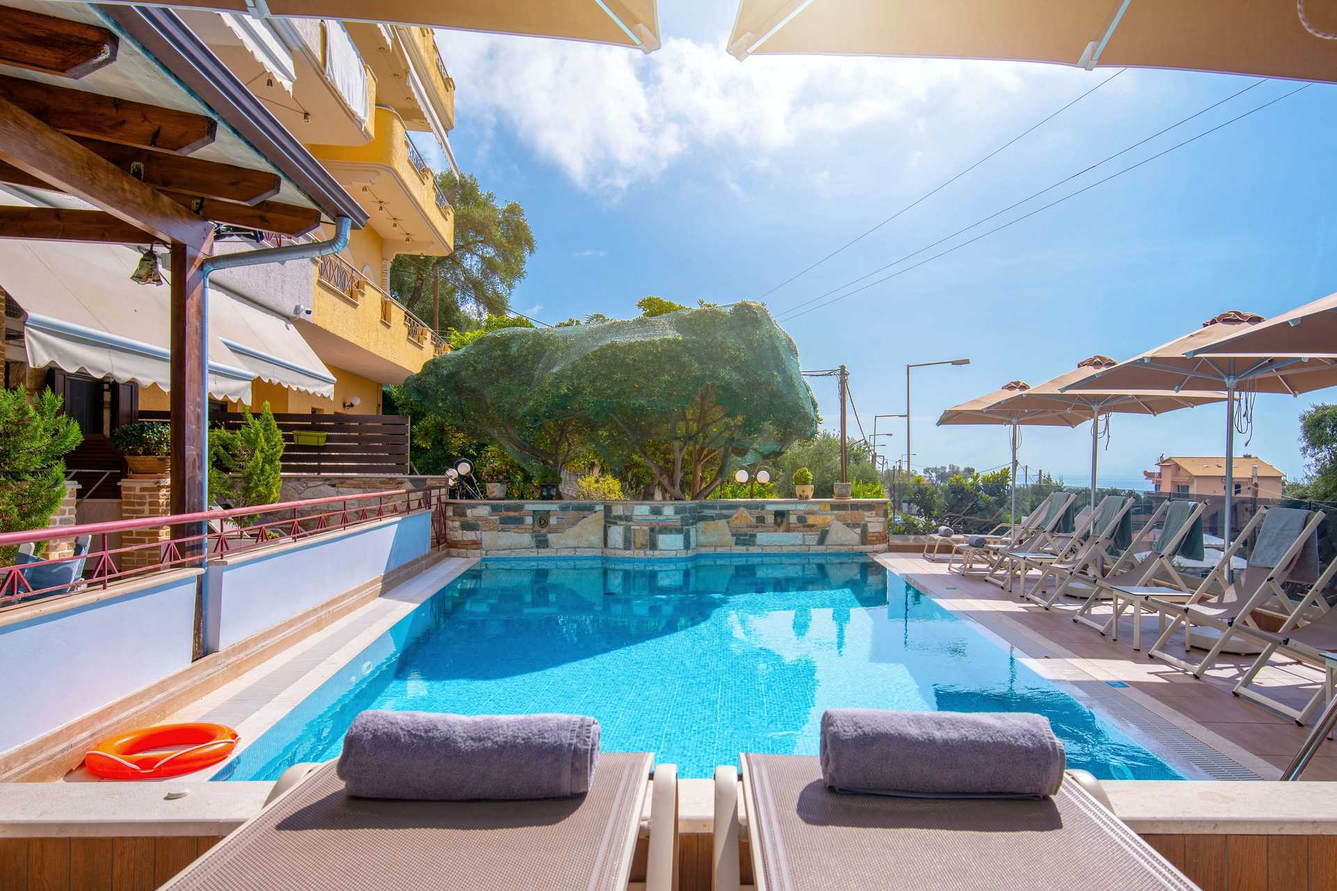 Het zwembad van het Panorama hotel in Parga, Griekenland.