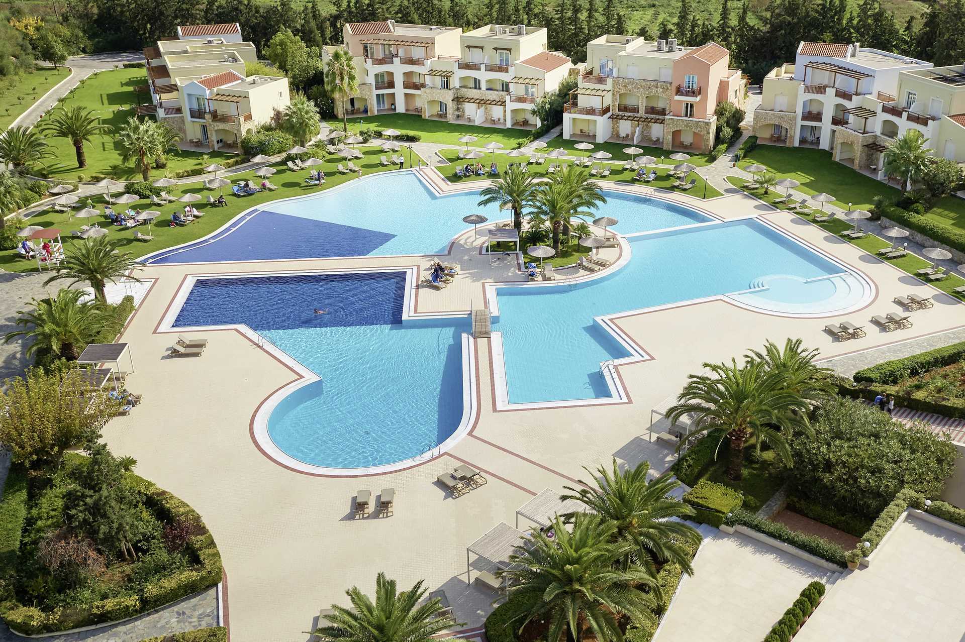 Het zwembadgedeelte van het Pilot Beach hotel in Georgioupolis op Kreta, Griekenland.