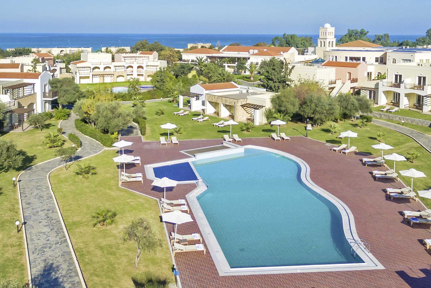 Het zwembadgedeelte van het Pilot Beach hotel in Georgioupolis op Kreta, Griekenland.