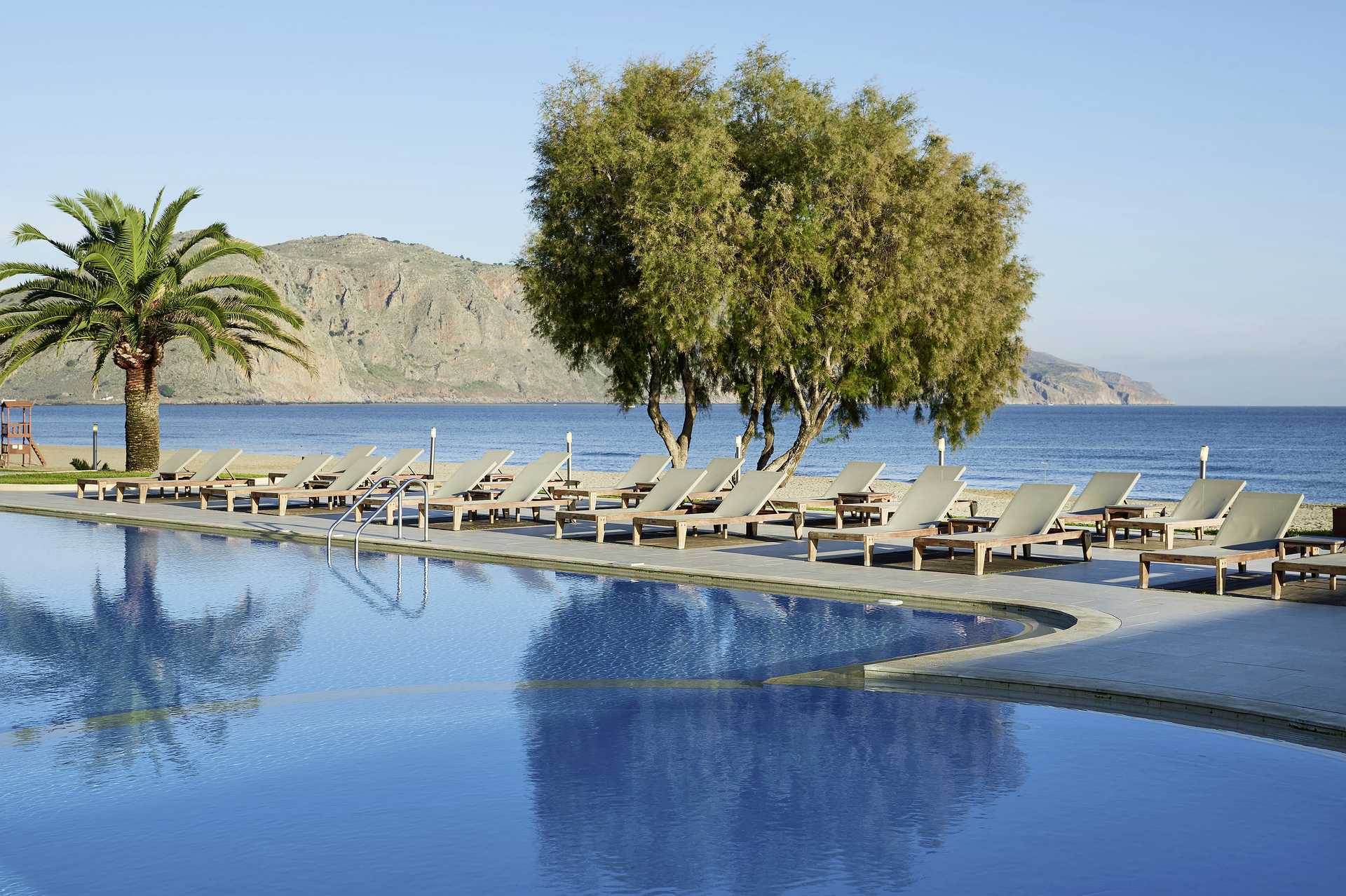 Het zwembad van het Pilot Beach hotel in Georgioupolis op Kreta, Griekenland.