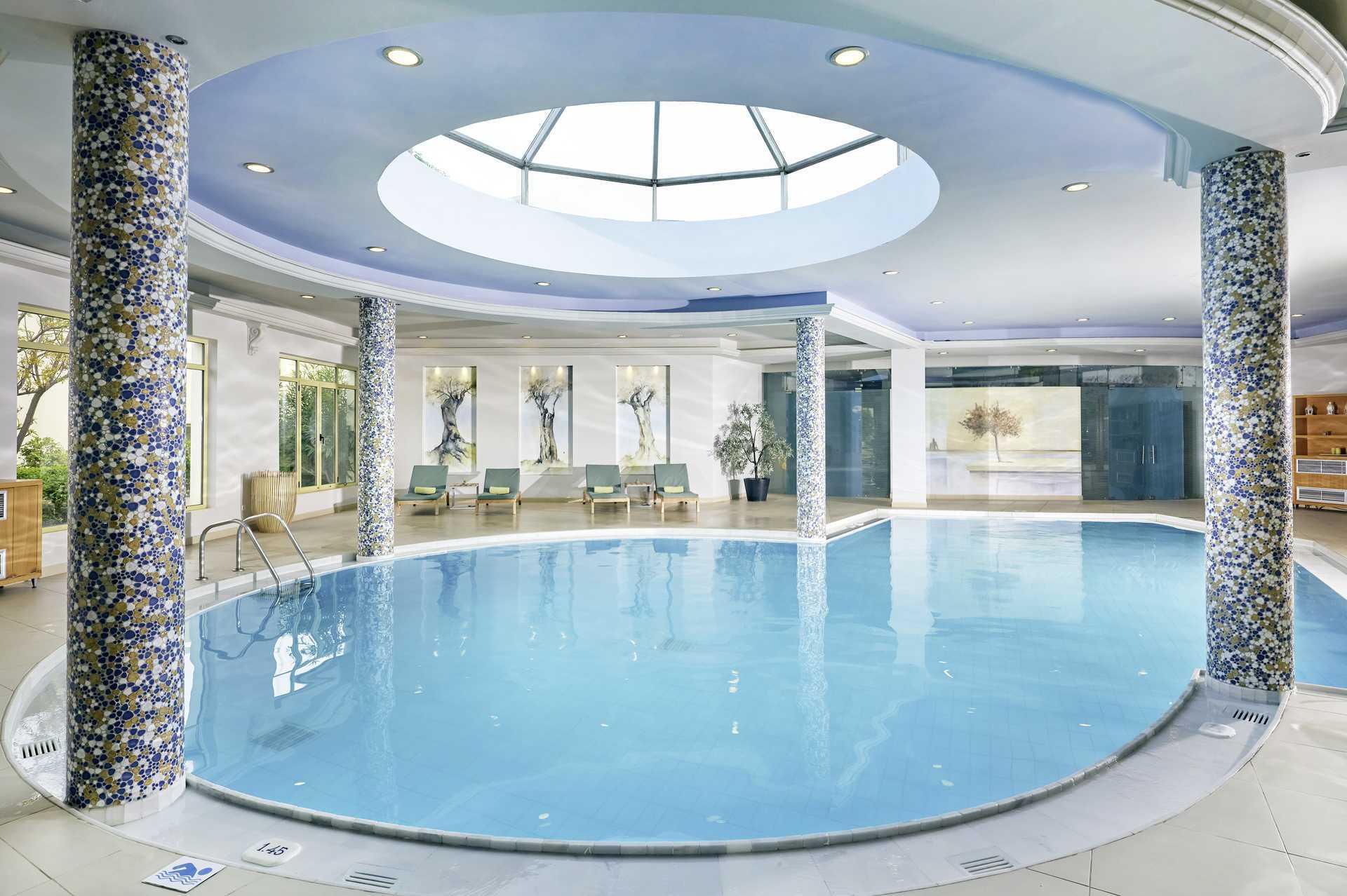 Het binnenzwembad van het Pilot Beach hotel in Georgioupolis op Kreta, Griekenland.