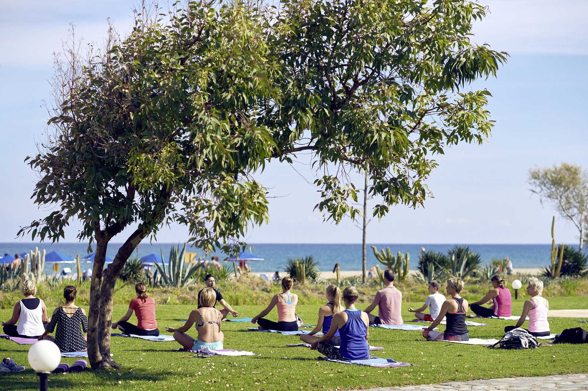 Yoga in het Pilot Beach hotel in Georgioupolis op Kreta, Griekenland.
