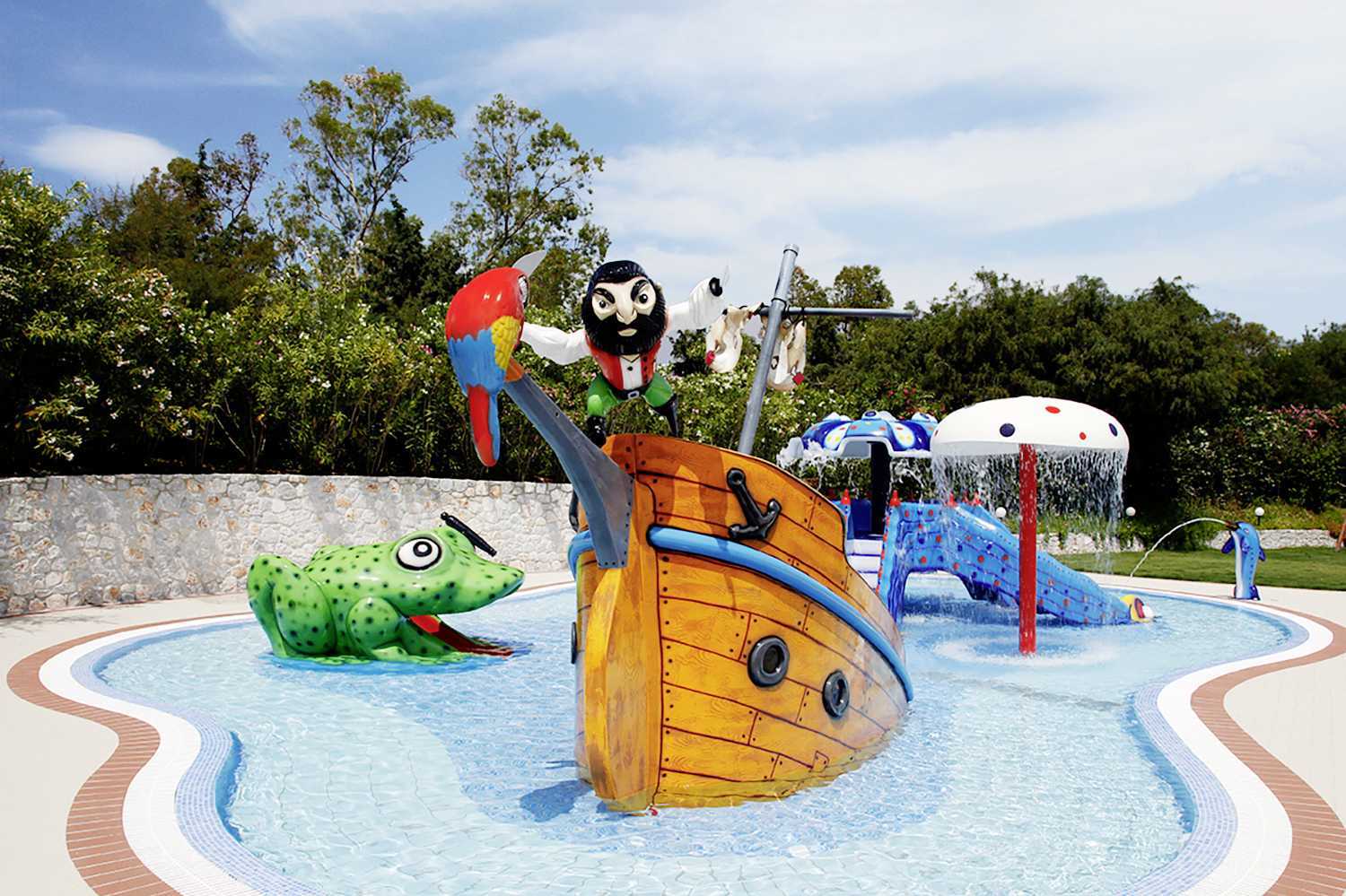 Het kinderzwembad van het Pilot Beach hotel in Georgioupolis op Kreta, Griekenland.