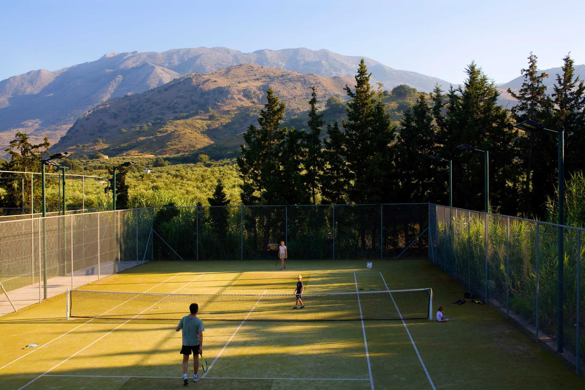 Tennis in het Pilot Beach hotel in Georgioupolis op Kreta, Griekenland.