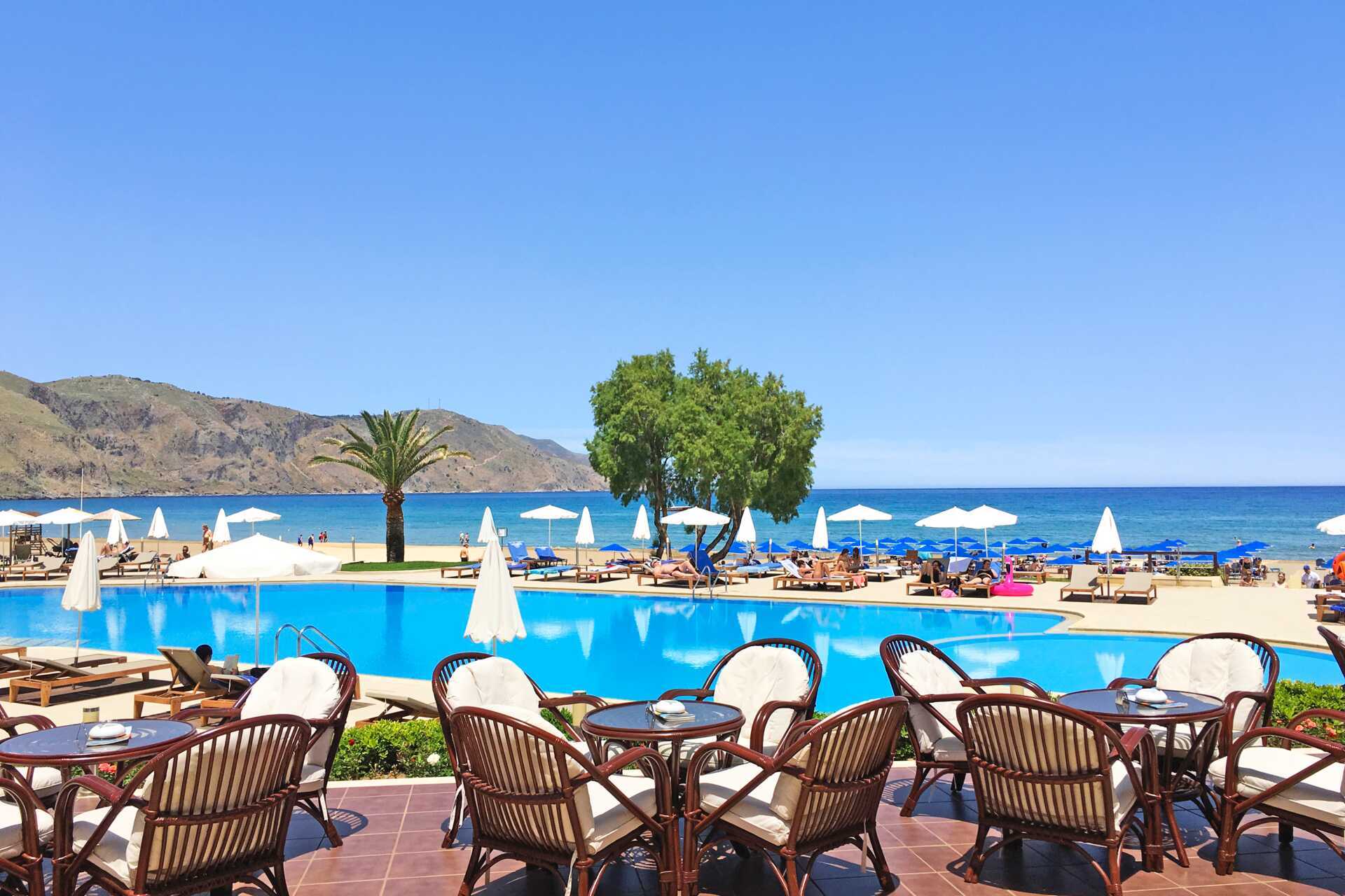 Zwembad in het Pilot Beach hotel in Georgioupolis op Kreta, Griekenland.